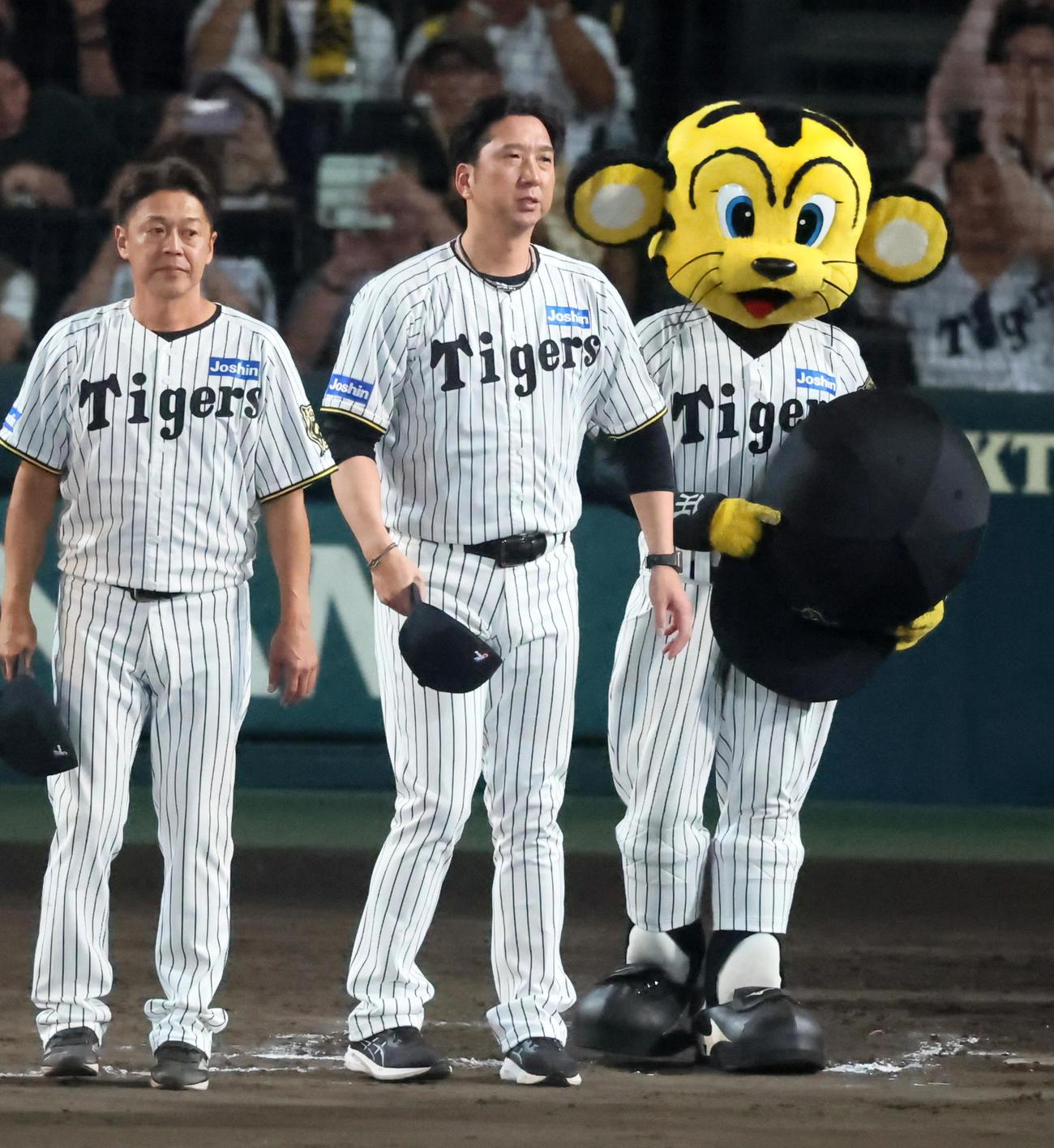 阪神対DeNA DeNAに勝利しスタンドにあいさつする藤川監督（撮影・加藤哉）
