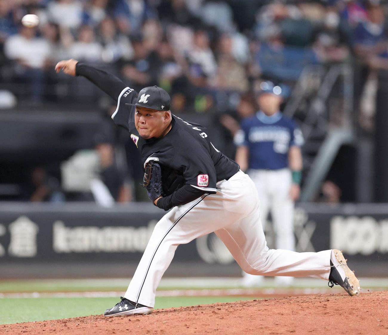 日本ハム対ロッテ　8回に登板の沢田（撮影・黒川智章）