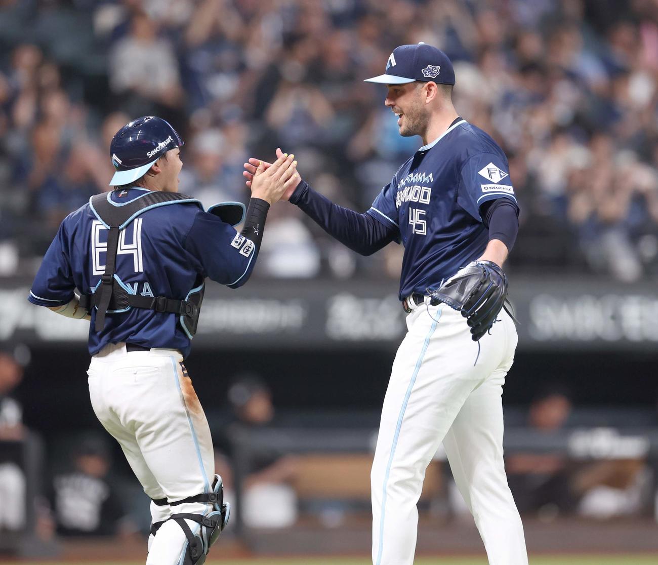 日本ハム対ロッテ　今季2勝目を挙げ田宮（左）と握手するバーヘイゲン（撮影・黒川智章）