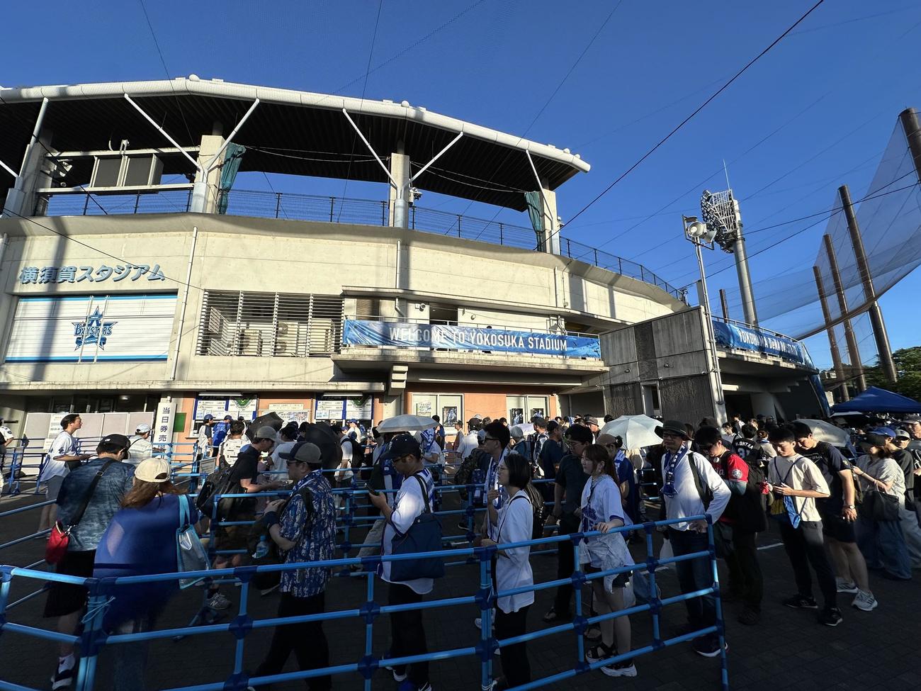 イースタンDeNA対ロッテ　藤浪らを見ようと、スタジアムには大勢のファンが詰めかけた（撮影・浅見桂子）