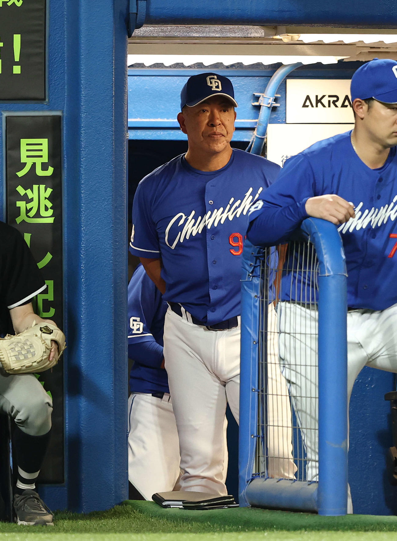 ヤクルト対中日　8回裏、戦況を見守る井上監督（撮影・河田真司）