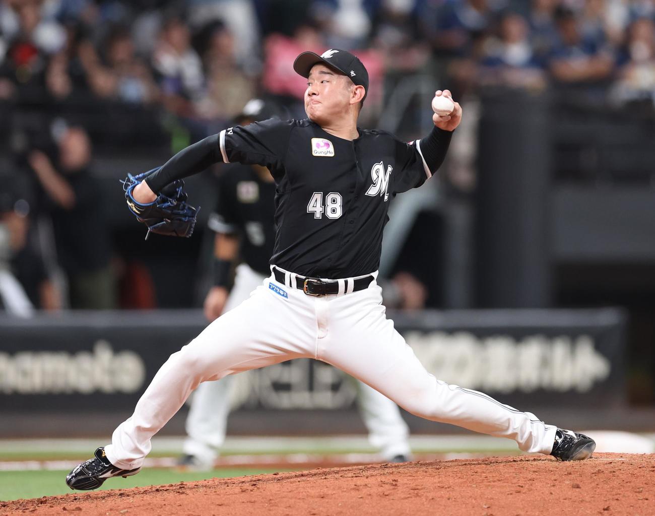 日本ハム対ロッテ　7回に登板の中村稔（撮影・黒川智章）
