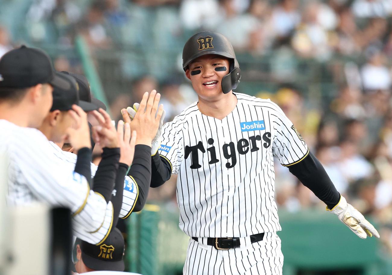 阪神対DeNA 1回裏阪神2死一、三塁、大山の先制適時打で生還した森下（撮影・上田博志）