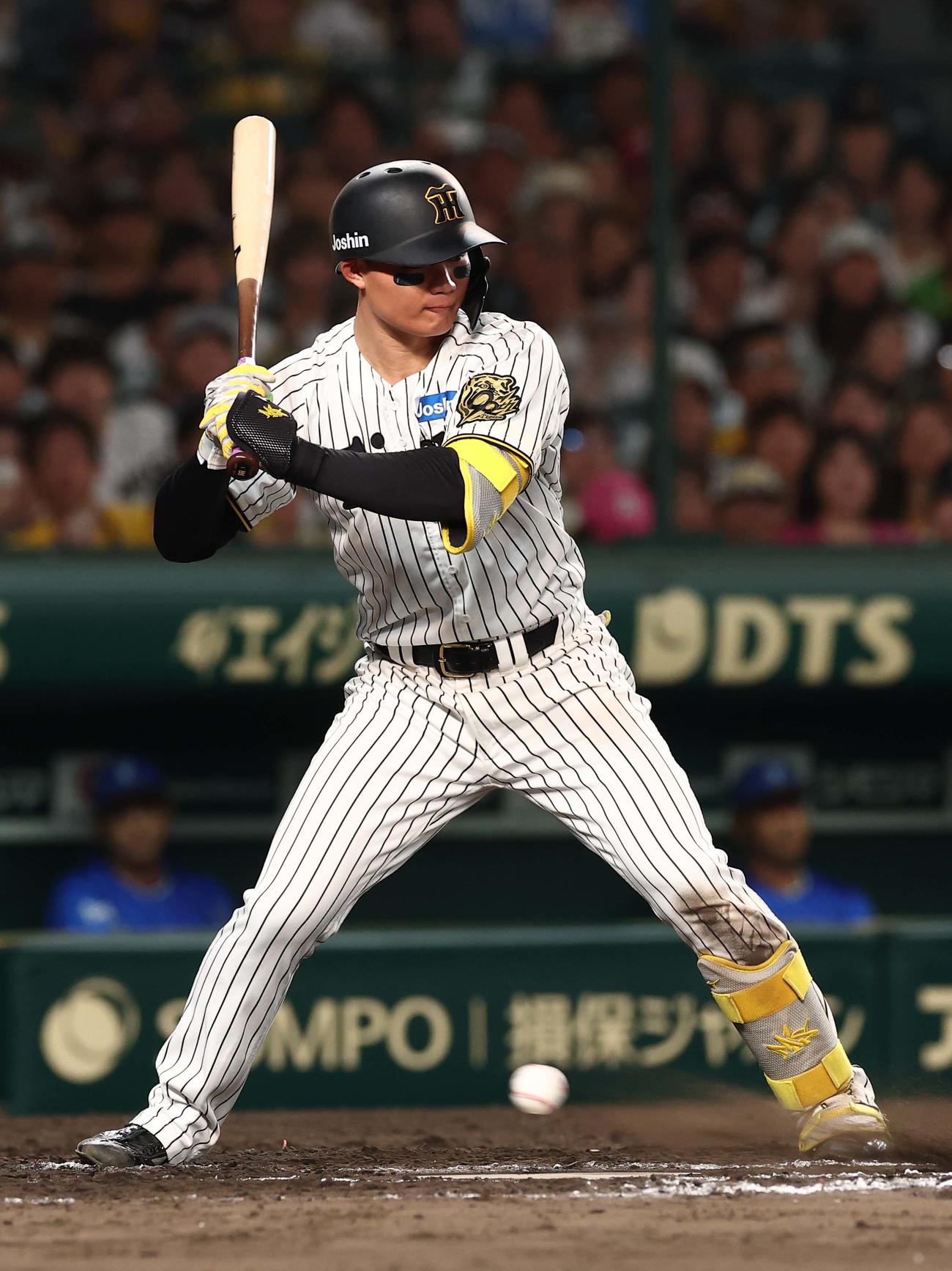阪神対DeNA 8回裏阪神2死、森下は四球を選ぶ（撮影・上田博志）