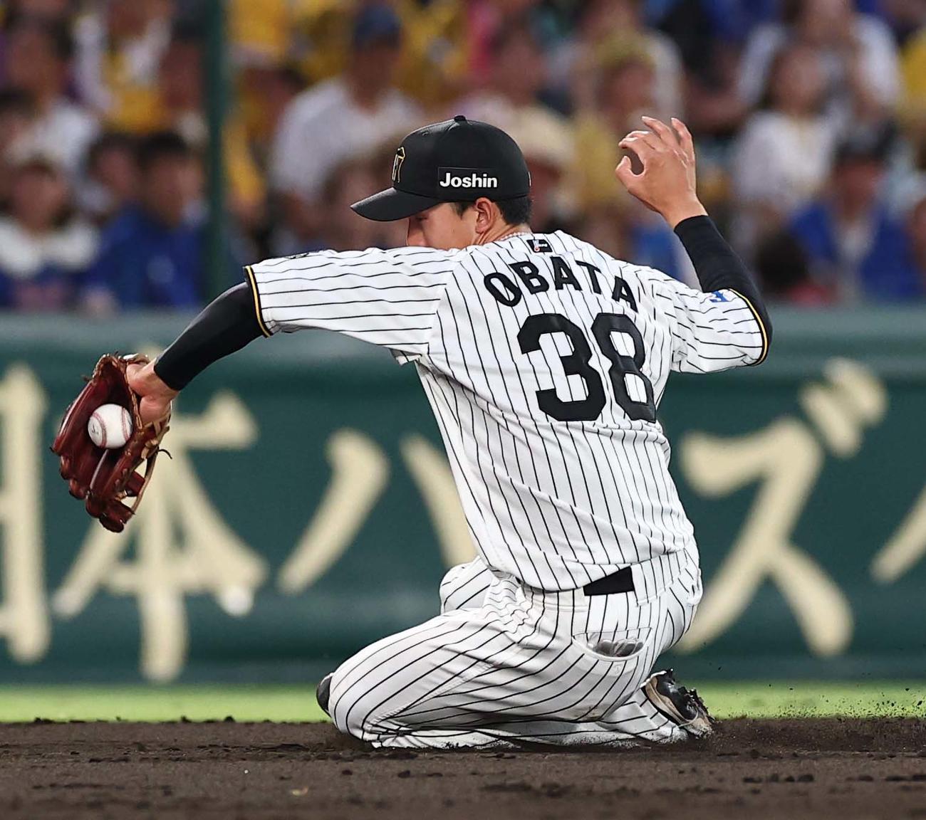 阪神対DeNA 4回表DeNA2死、小幡は宮崎の遊ゴロを軽快にさばく（撮影・上田博志）