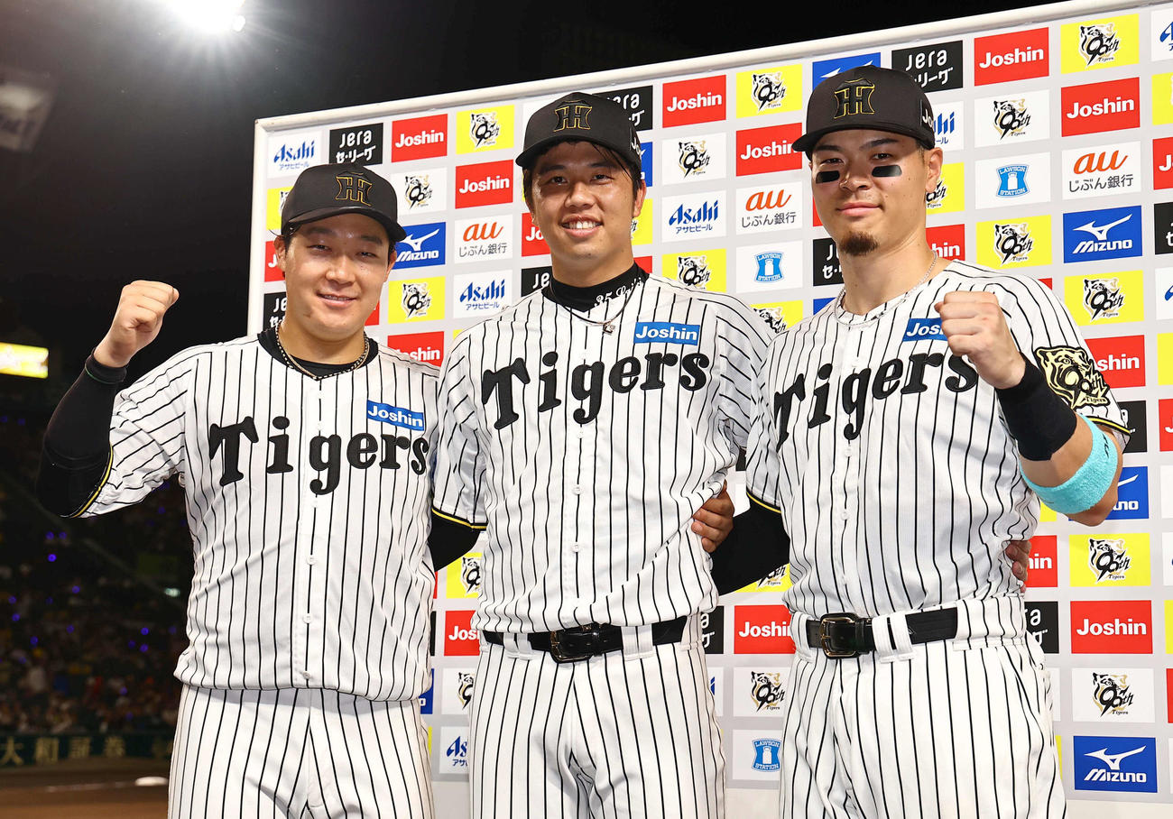 阪神対DeNA　お立ち台でガッツポーズをする左から大山、才木、佐藤輝（撮影・上田博志）