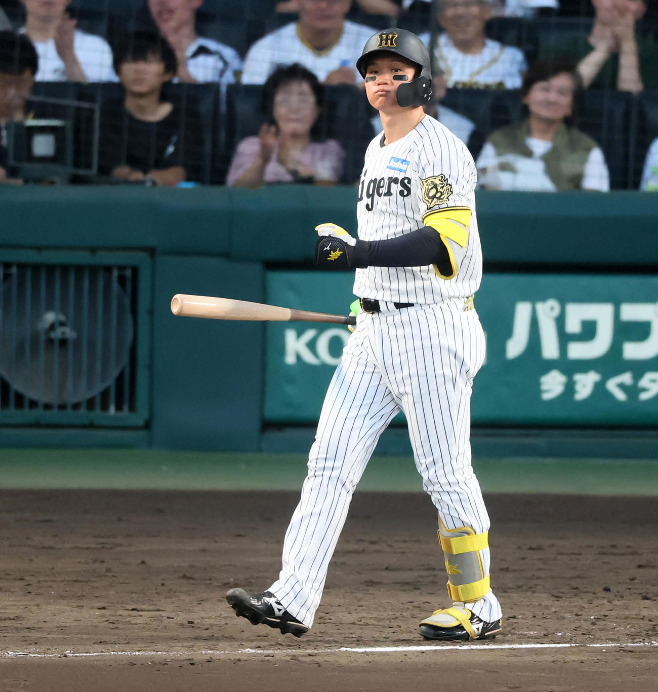 阪神対DeNA 3回裏阪神1死一塁、四球を選びガッツポーズを見せる森下。投手ケイ（撮影・加藤哉）