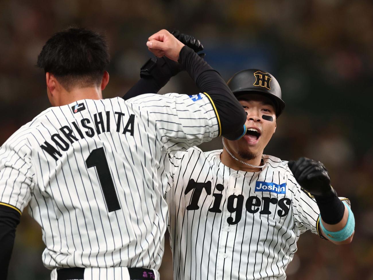 阪神対DeNA 6回裏阪神1死、ソロ本塁打を放った佐藤輝は森下と喜び合う（撮影・上田博志）