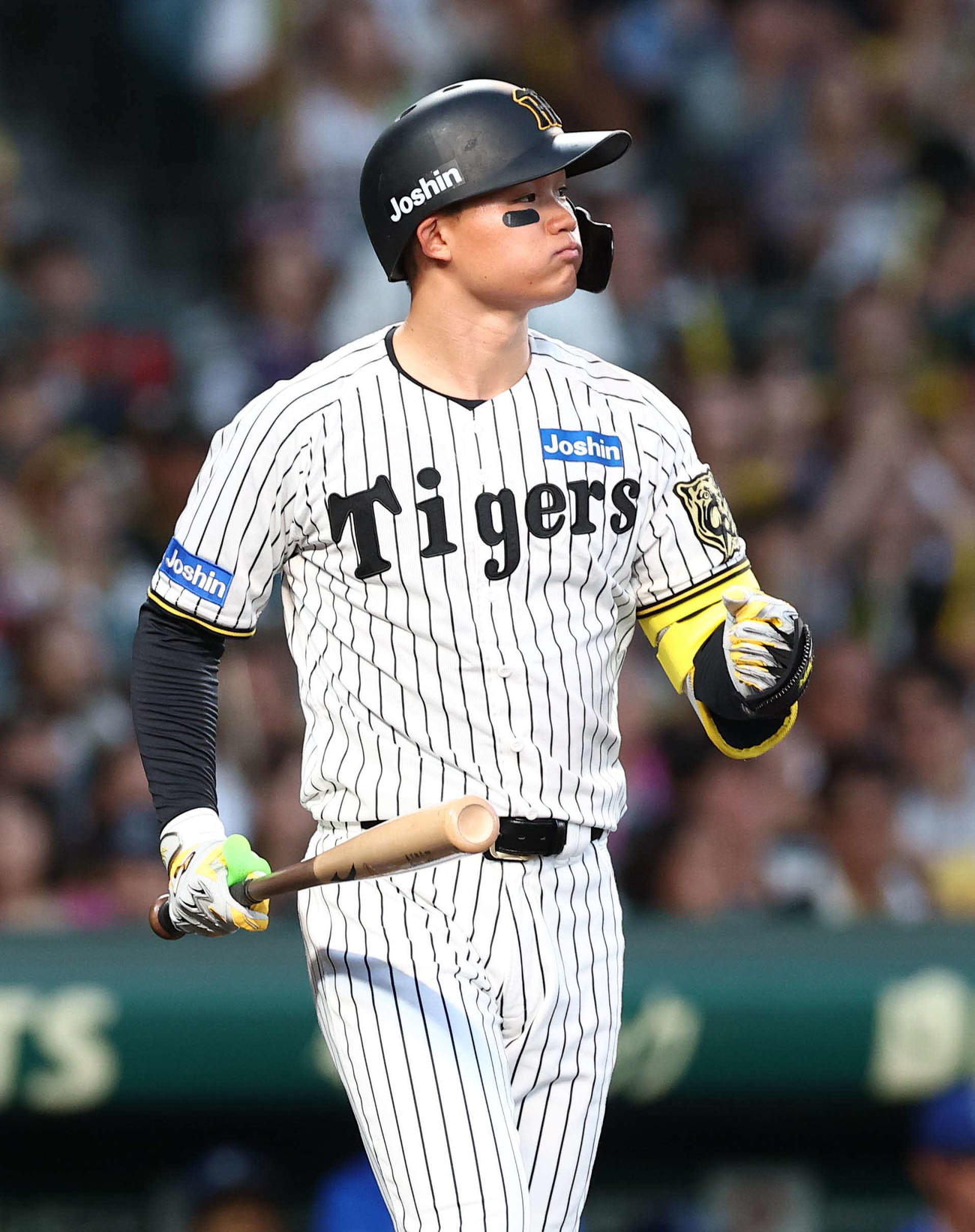 阪神対DeNA 3回裏阪神1死一塁、四球を選んだ森下はガッツポーズをする（撮影・上田博志）