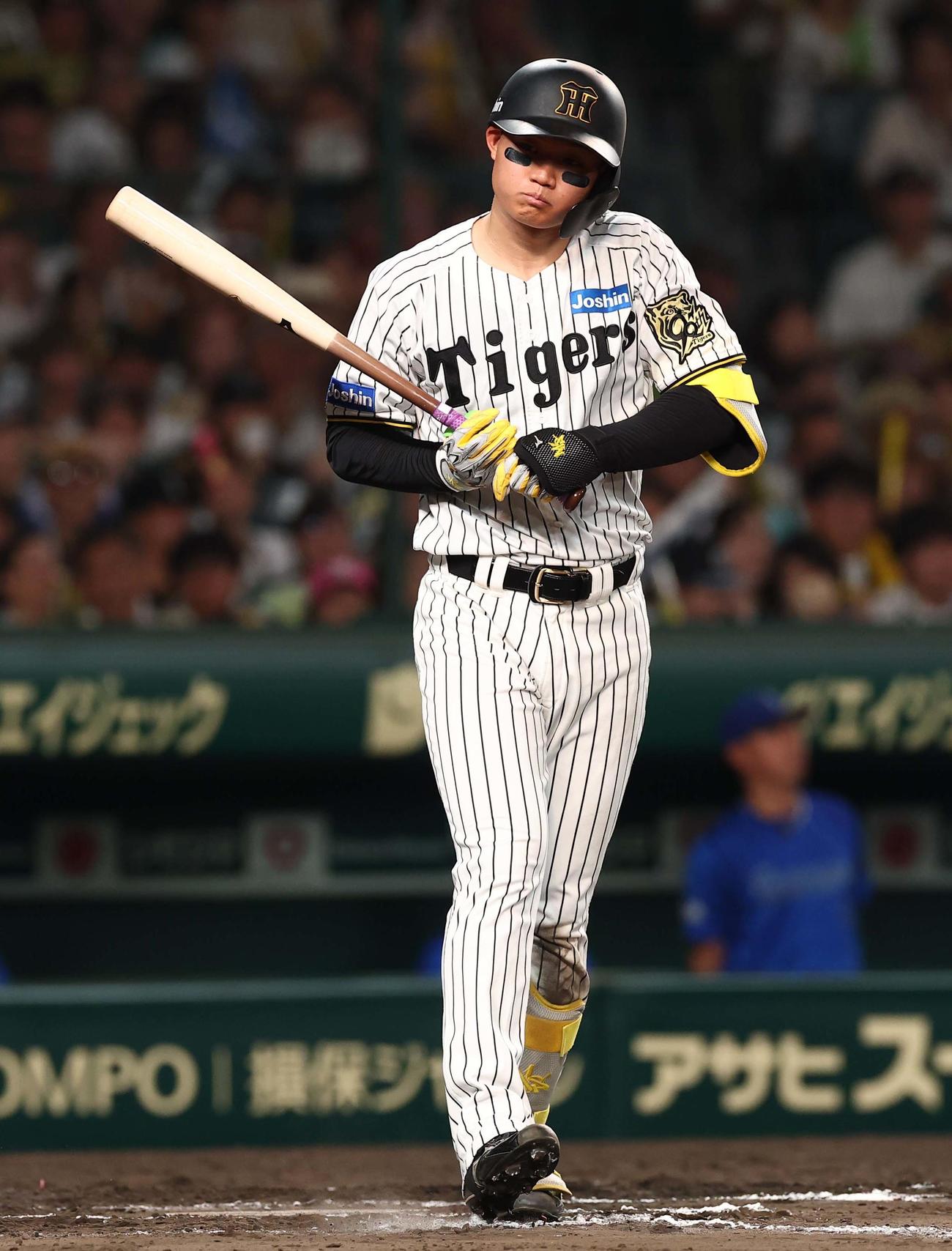 阪神対DeNA 8回裏阪神2死、森下は四球を選ぶ（撮影・上田博志）
