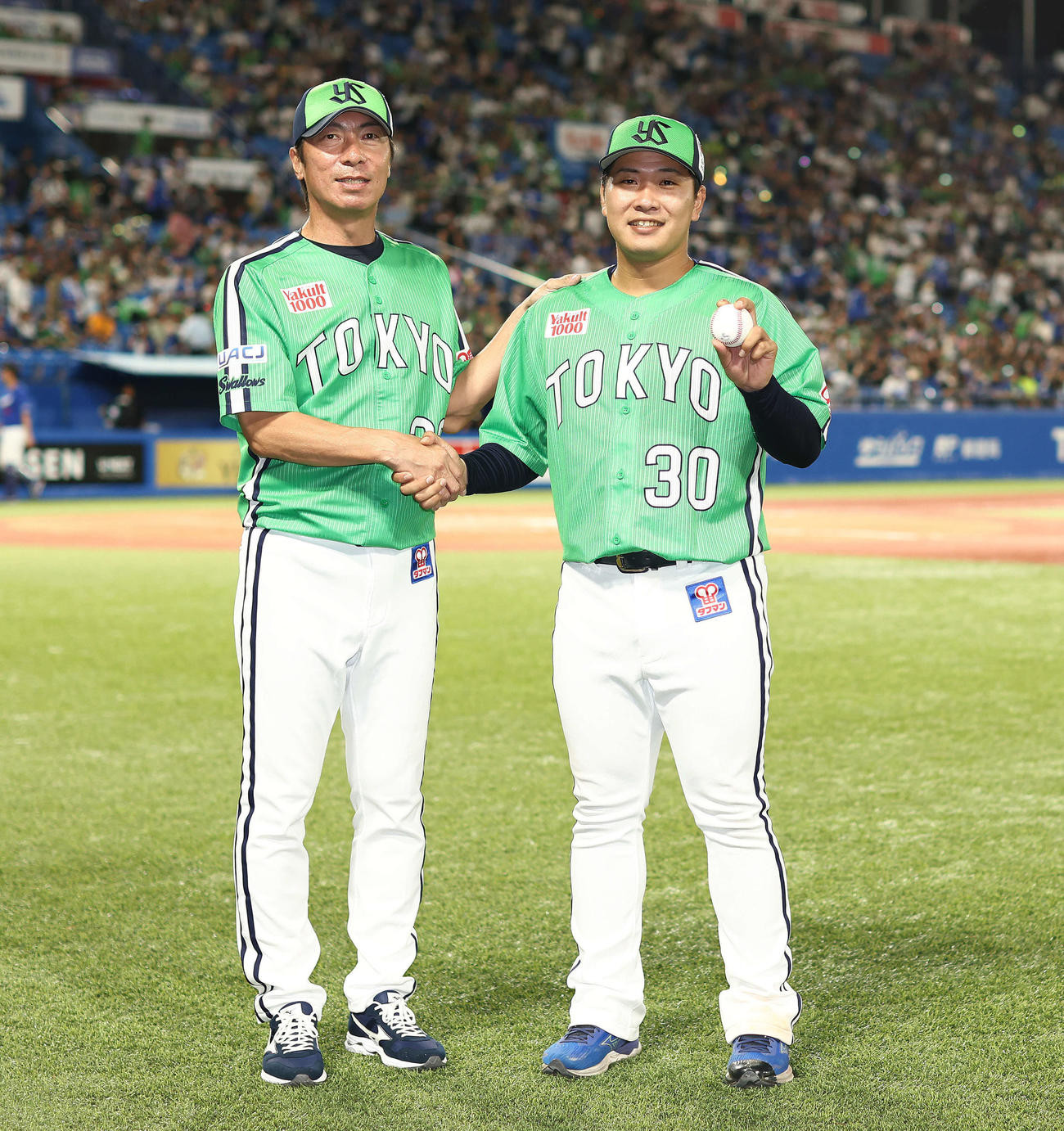 ヤクルト対中日　中日に勝利し、プロ初勝利を決めたヤクルト荘司（右）は勝利球を手に高津監督と笑顔で写真に納まる（撮影・河田真司）