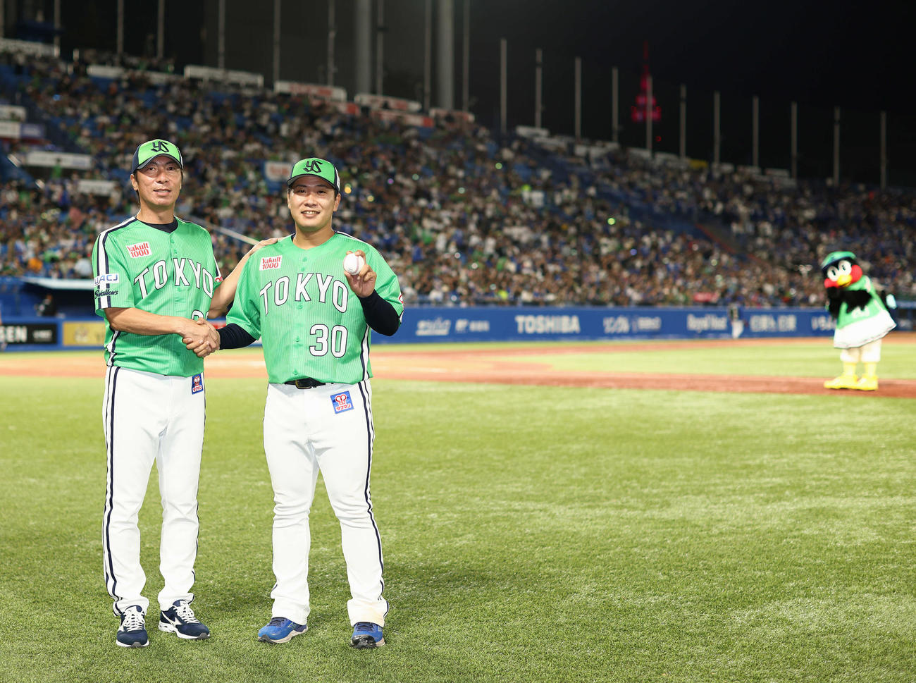 ヤクルト対中日　中日に勝利し、プロ初勝利を挙げ高津監督（左）と記念球を手に笑顔で写真に納まるヤクルト荘司。後方右はつばみ（撮影・河田真司）