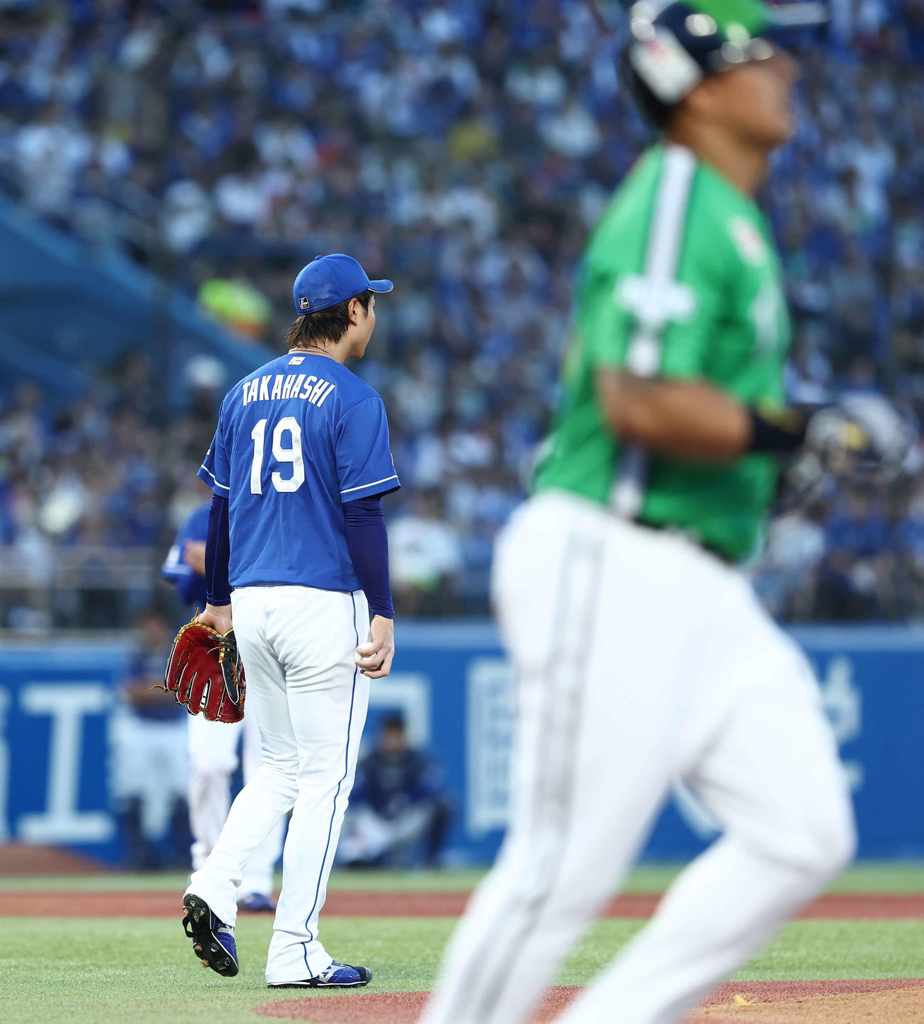 ヤクルト対中日　2回裏ヤクルト無死、オスナに四球を与える高橋宏（撮影・河田真司）