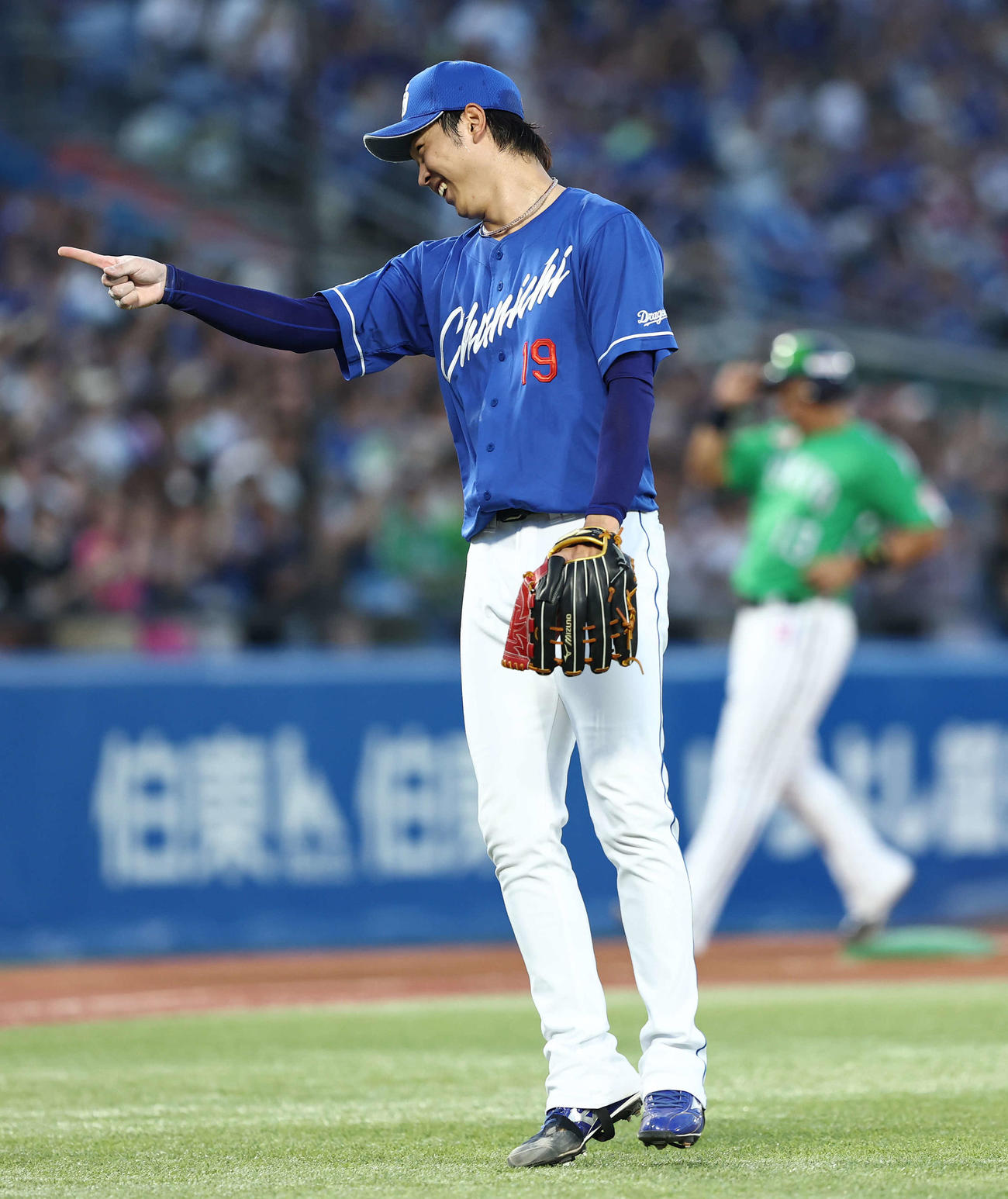 ヤクルト対中日　2回裏ヤクルト1死一、二塁、古賀を併殺に抑え笑顔を見せる高橋宏（撮影・河田真司）