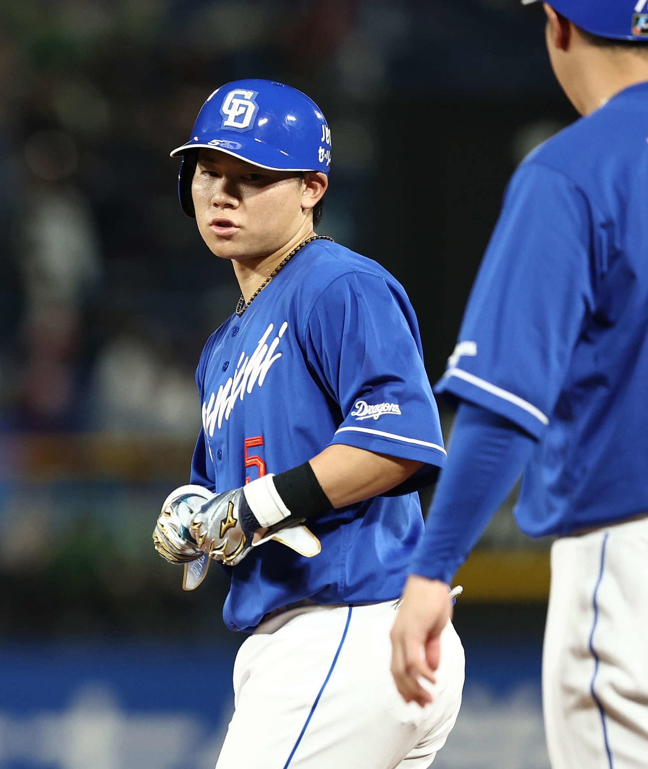 ヤクルト対中日　5回表中日無死、中前打を放ち出塁する村松（撮影・河田真司）