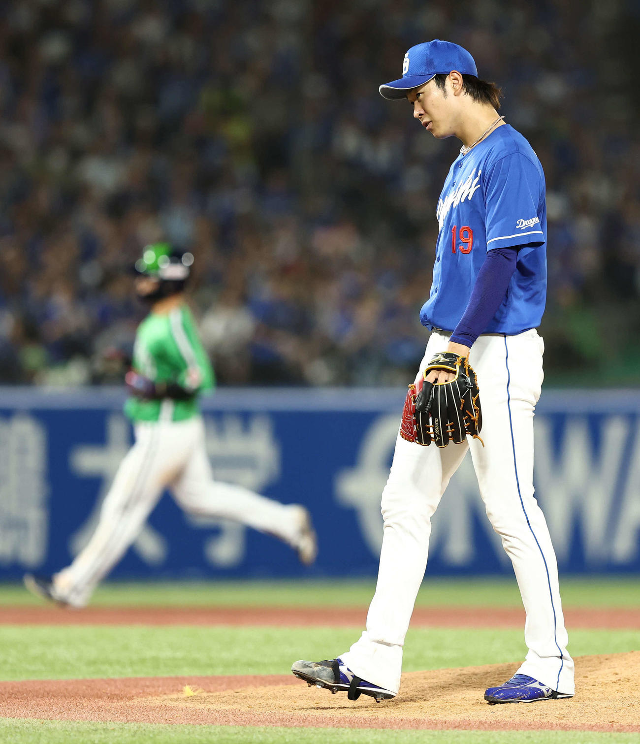 ヤクルト対中日　6回裏ヤクルト2死一、二塁、山田に四球を与える高橋宏（撮影・河田真司）