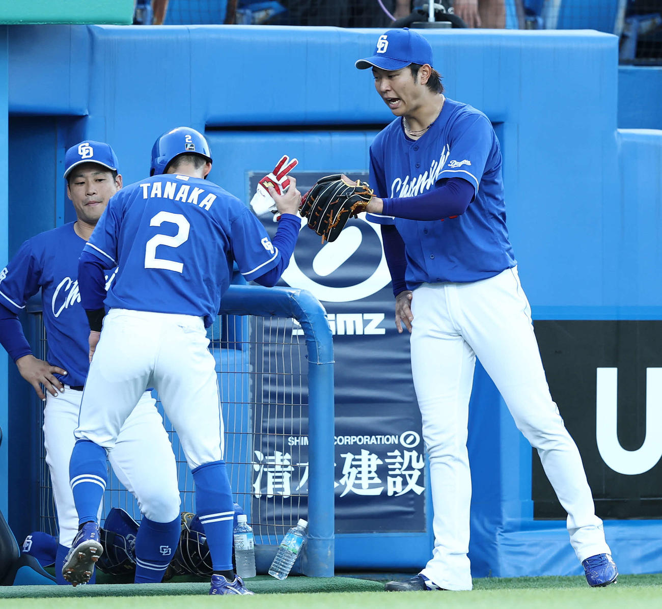 ヤクルト対中日　1回表中日1死一、三塁、細川の左前先制適時打で生還する田中（左）を迎える高橋宏（撮影・河田真司）