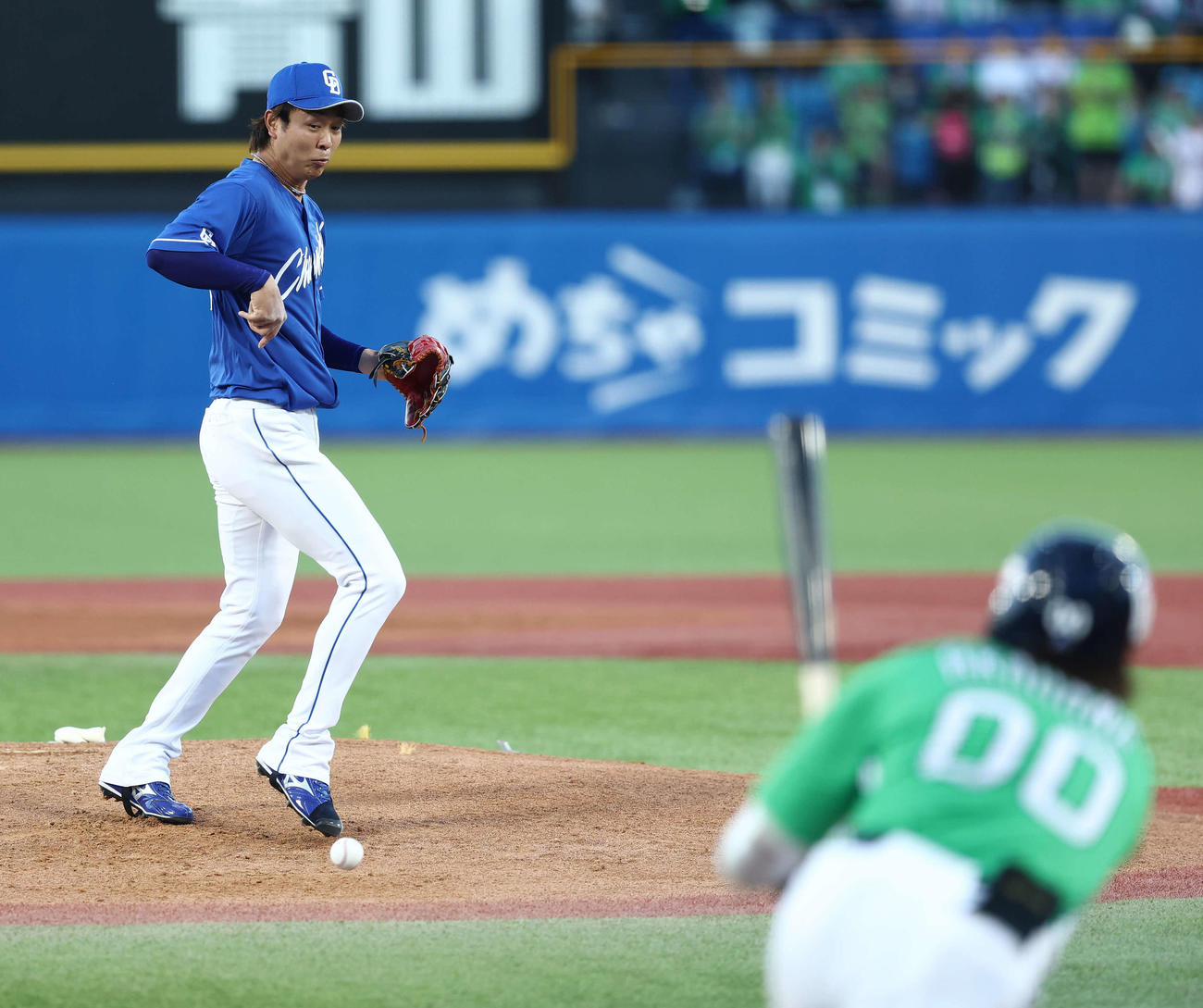 ヤクルト対中日　1回裏ヤクルト1死、赤羽の打球を足ではじく高橋宏（撮影・河田真司）