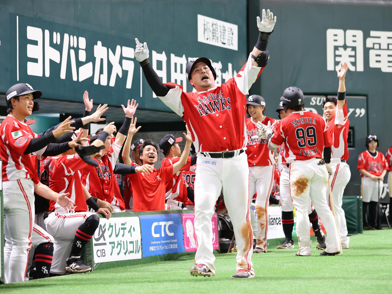 ソフトバンク対オリックス　8回裏ソフトバンク2死一、三塁、山川は右越えに3点本塁打を放ちポーズを決める（撮影・梅根麻紀）
