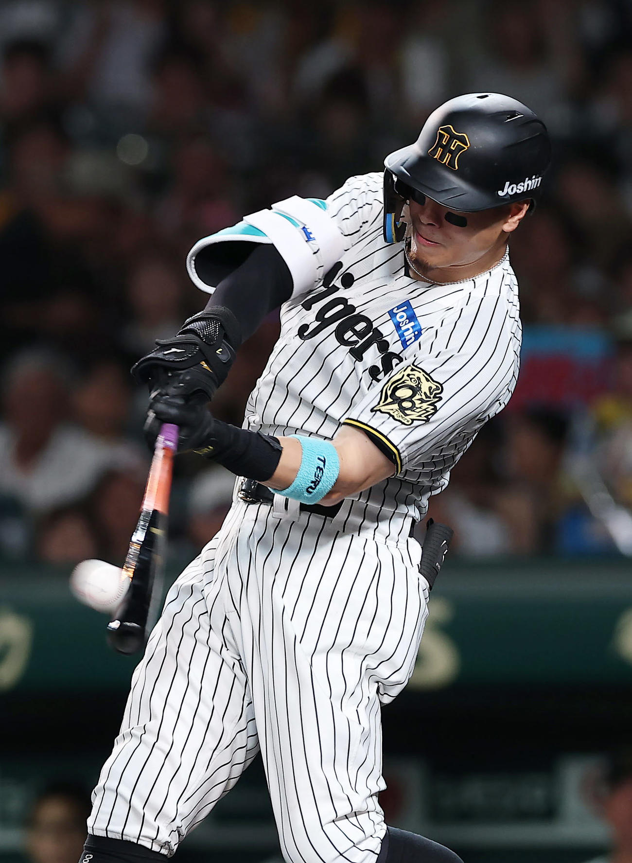 阪神対DeNA 6回裏阪神1死、右越え本塁打を放つ佐藤輝（撮影・前田充）