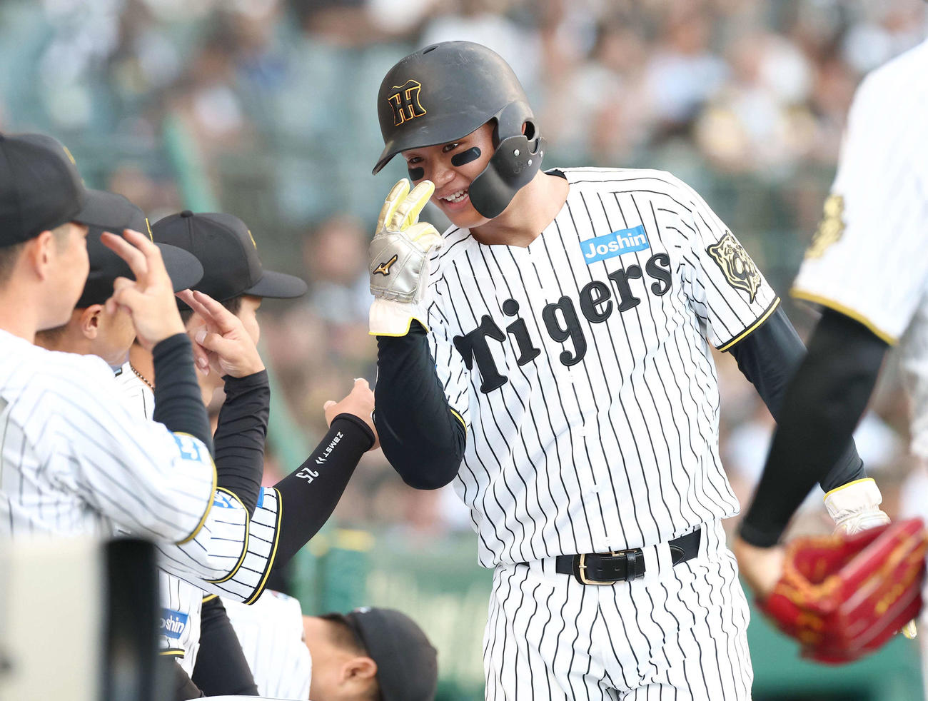 阪神対DeNA 1回裏阪神2死一、三塁、大山の先制適時打で生還した森下（撮影・上田博志）