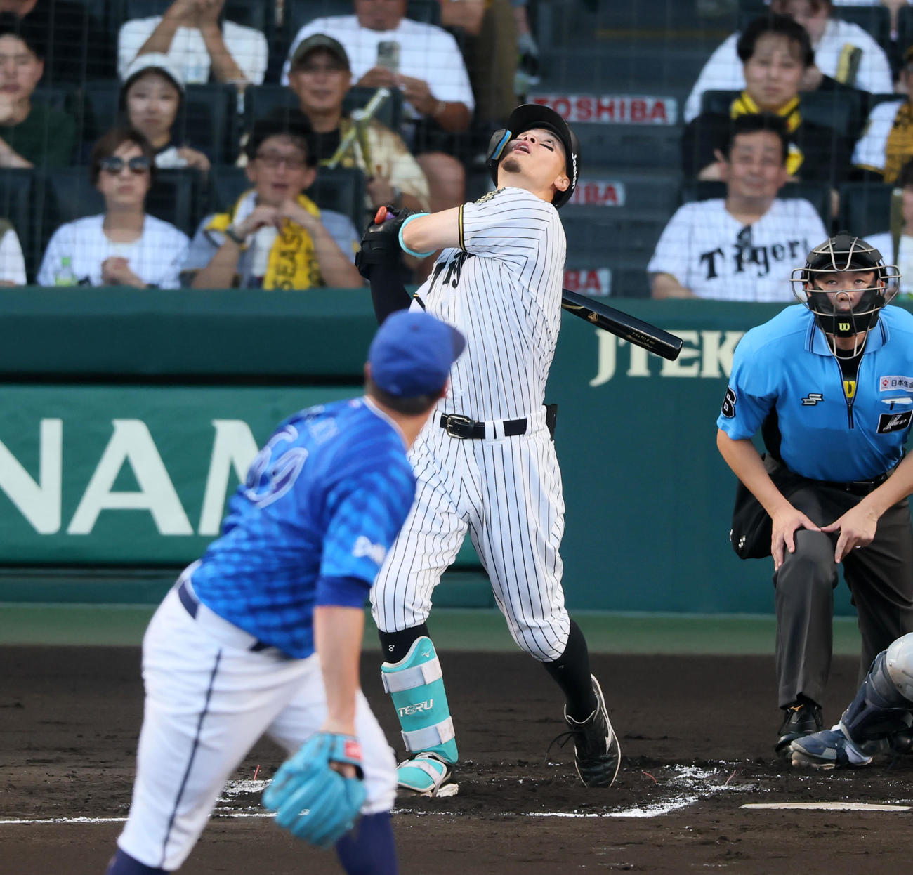 阪神対DeNA 1回裏阪神2死一塁、佐藤輝は一塁内野安打を放つ。投手ケイ（撮影・加藤哉）