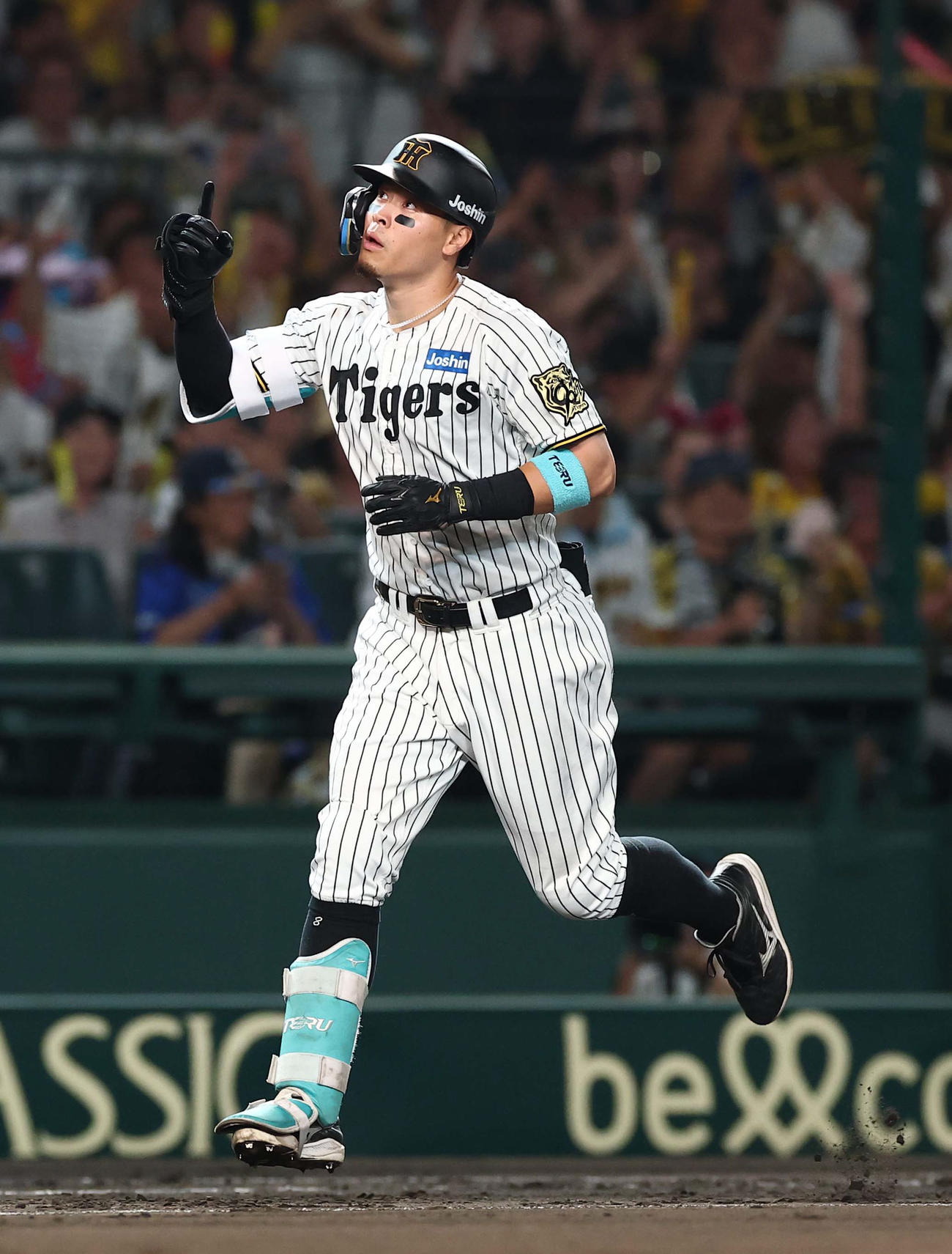 阪神対DeNA 6回裏阪神1死、佐藤輝は右越えソロ本塁打を放つ（撮影・上田博志）