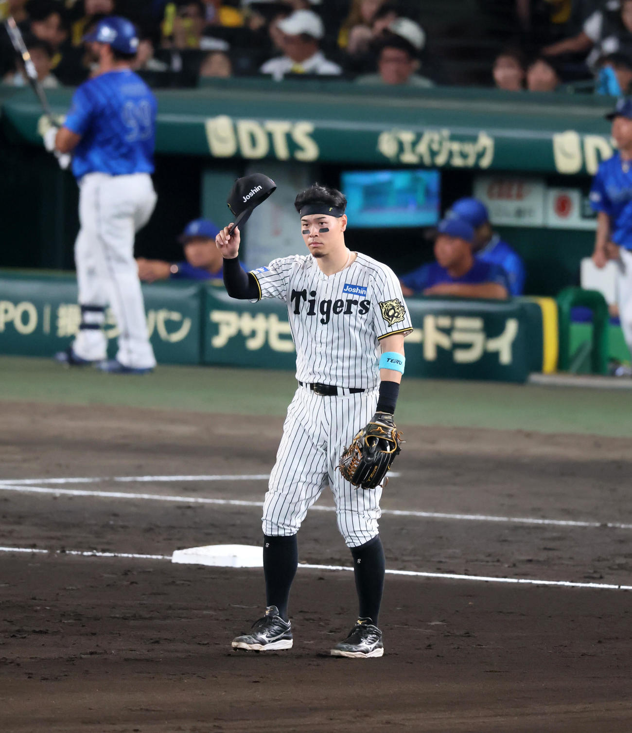 阪神対DeNA 6回裏阪神1死、佐藤輝は右越えソロ本塁打を放ち、攻守交代で守備位置に就きファンからの声援に帽子を取って応える（撮影・加藤哉）