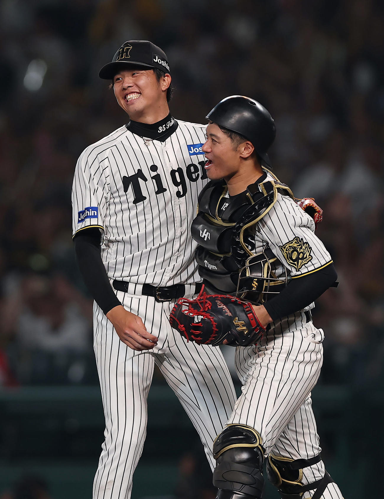 阪神対DeNA DeNAから完封勝利を挙げ、坂本（右）と抱き合って喜ぶ阪神才木（撮影・前田充）