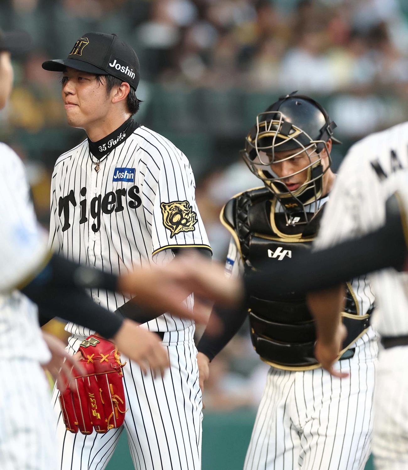 阪神対DeNA　好投する先発才木（左）と坂本のバッテリー（撮影・上田博志）