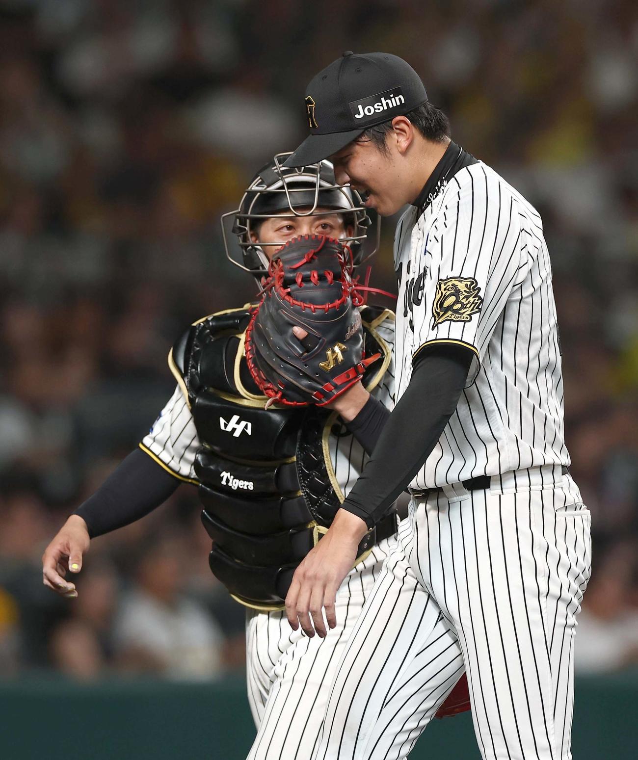 阪神対DeNA 6回表DeNA2死三塁、牧を中飛に打ち取った才木（右）は坂本とベンチに引き揚げる（撮影・上田博志）