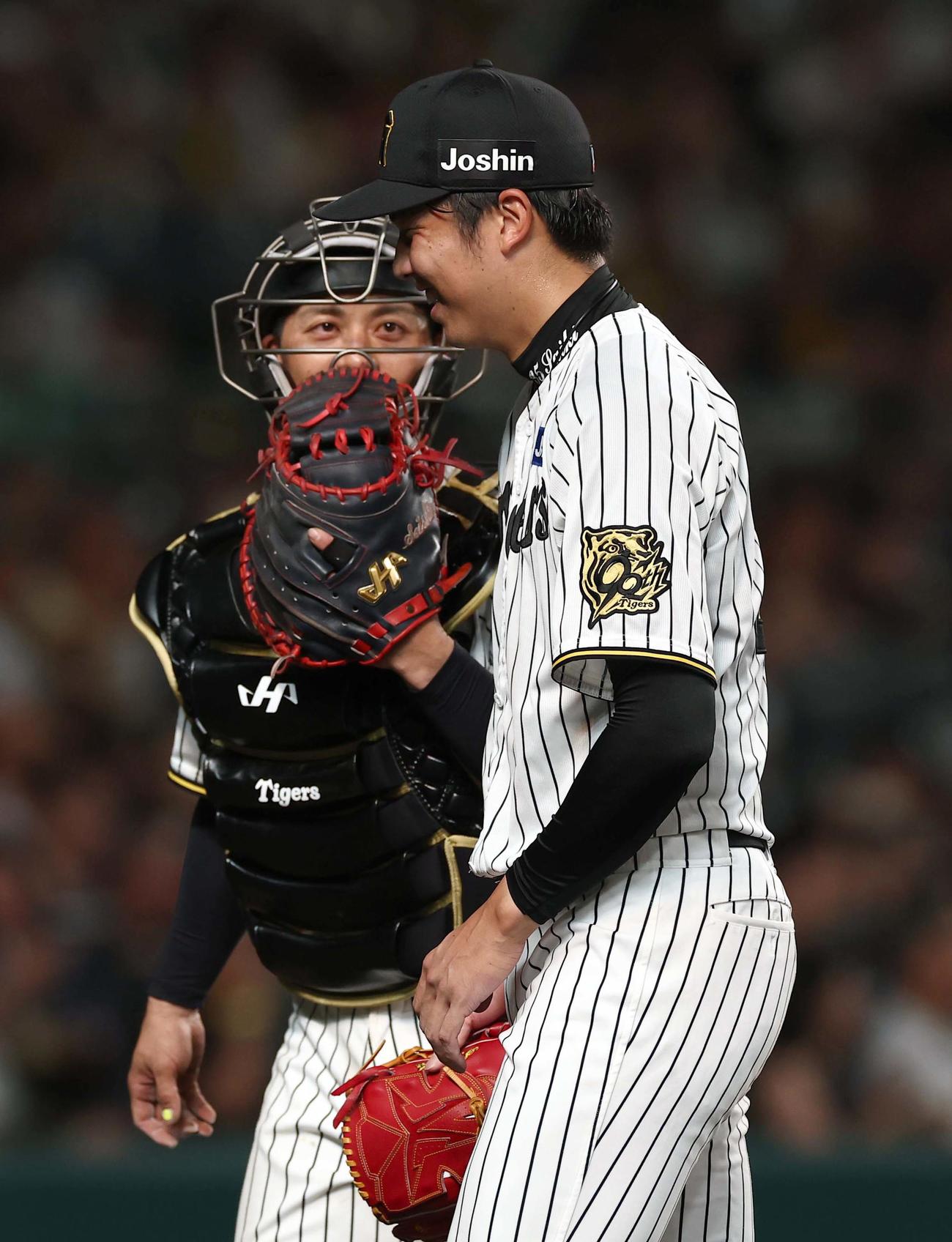 阪神対DeNA 6回表DeNA2死三塁、牧を中飛に打ち取った才木（右）は坂本とベンチに引き揚げる（撮影・上田博志）