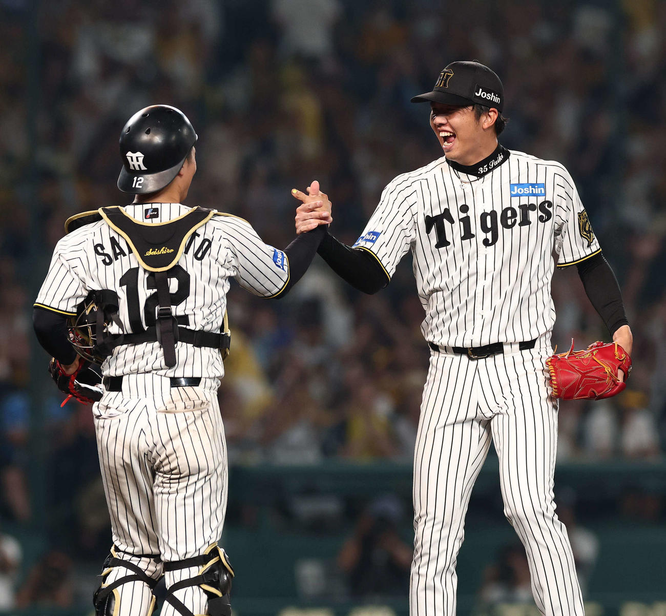 阪神対DeNA　完封勝利した才木は坂本と笑顔を見せる（撮影・上田博志）