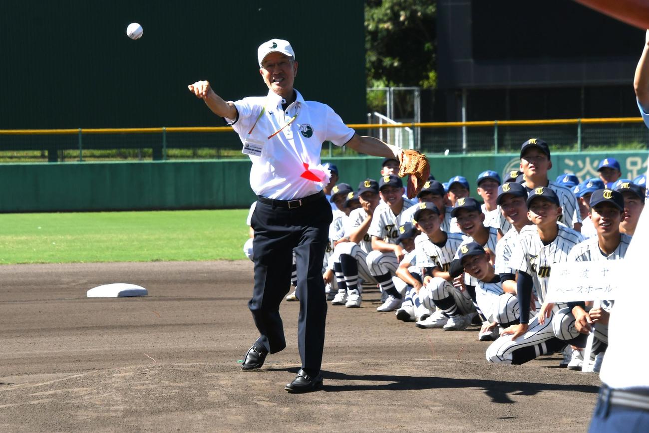 ヤングリーグ選手権は往年のサブマリン・山田久志会長の始球式で幕を開けた