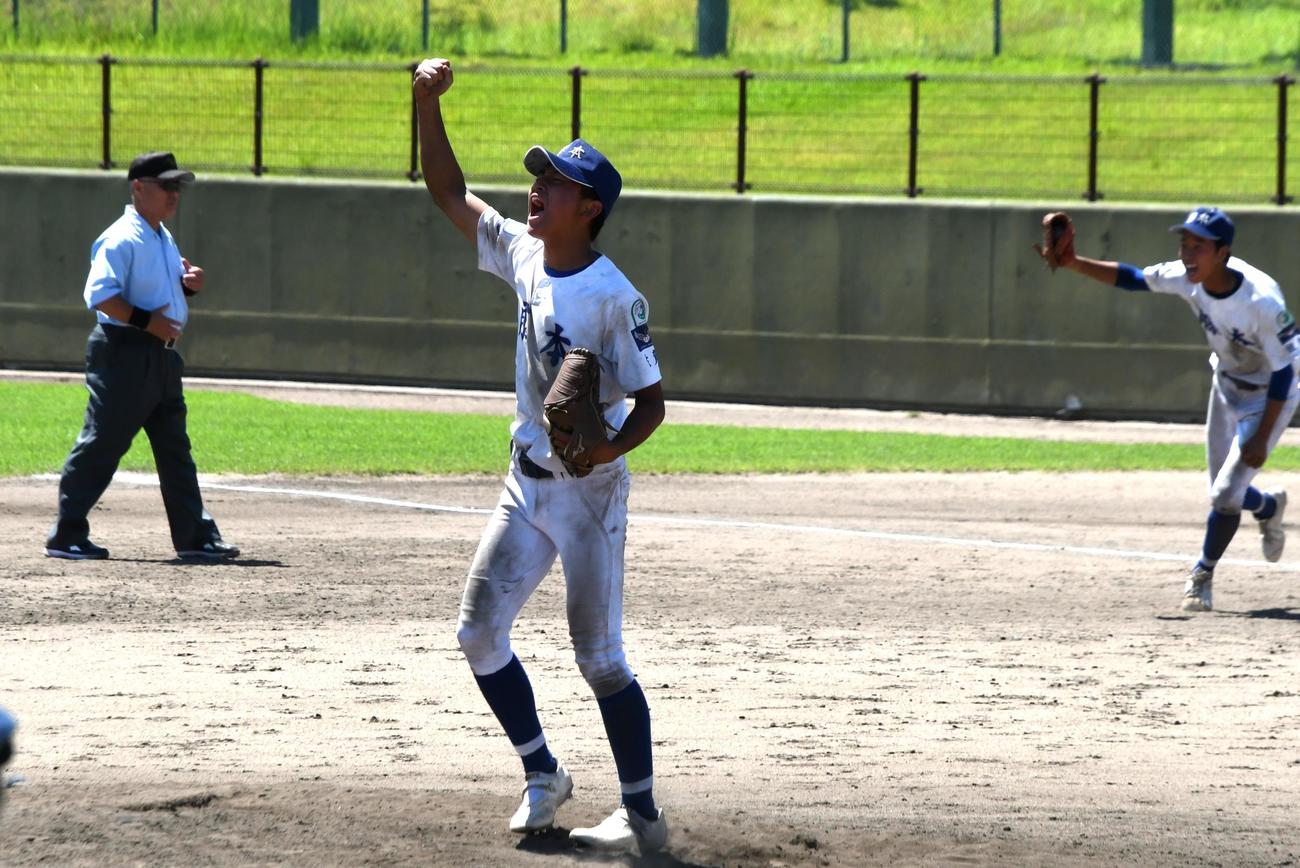 佐賀ヤング藤本BCの久部は最後の打者を仕留めてガッツポーズ