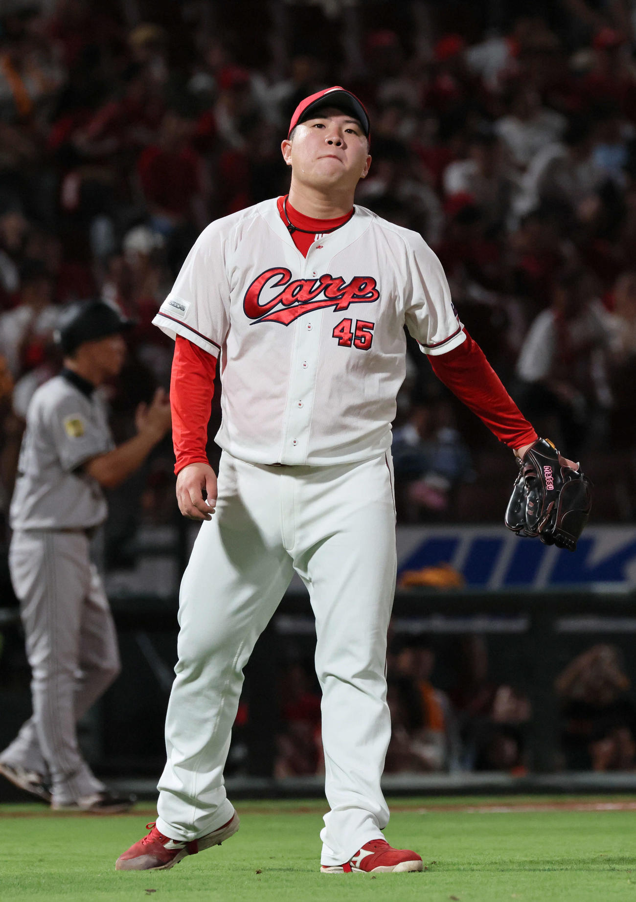 広島対巨人　9回表巨人1死、丸に右越え本塁打を浴びた松本（撮影・加藤孝規）