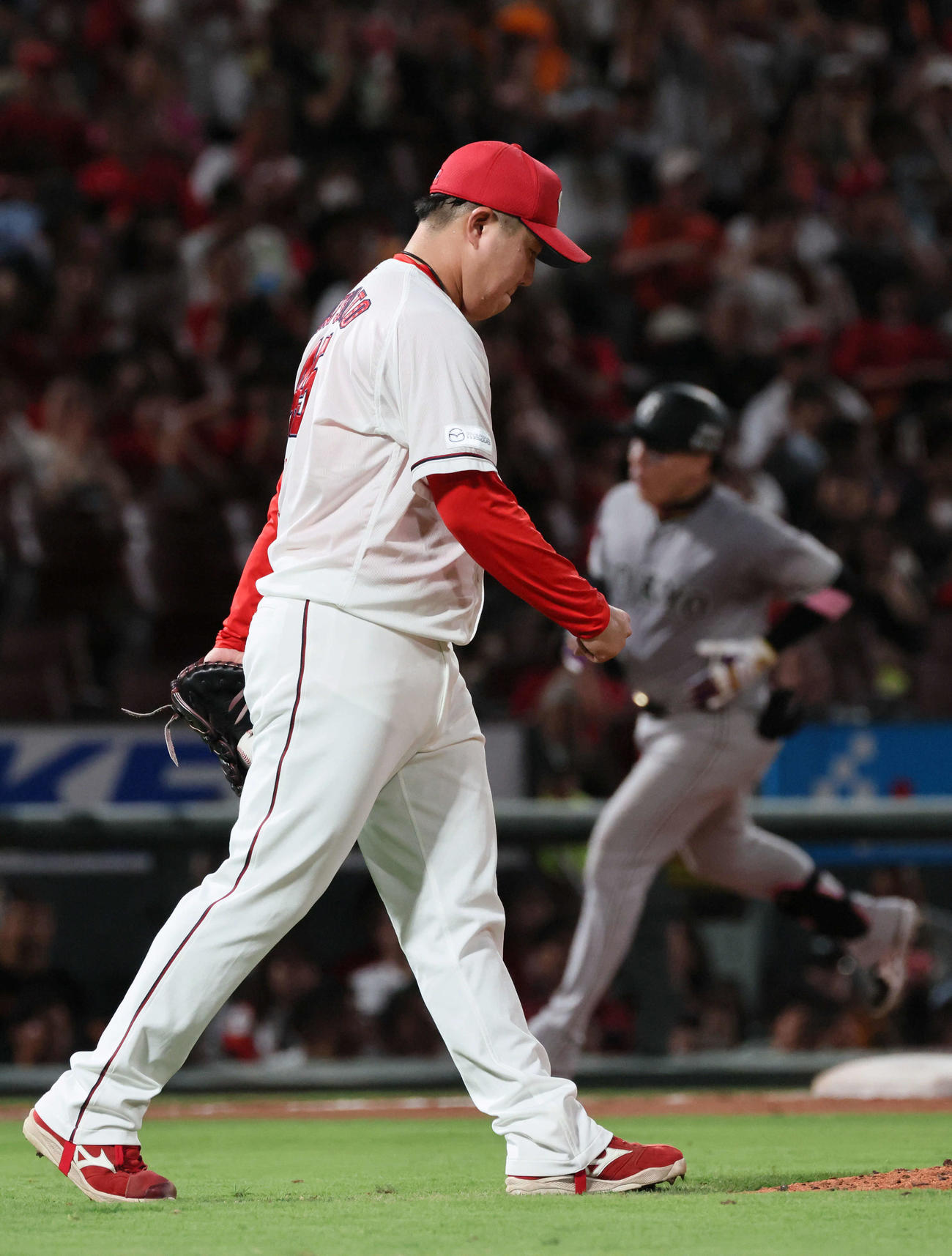 広島対巨人　9回表巨人1死、丸に右越え本塁打を浴びた松本（撮影・加藤孝規）