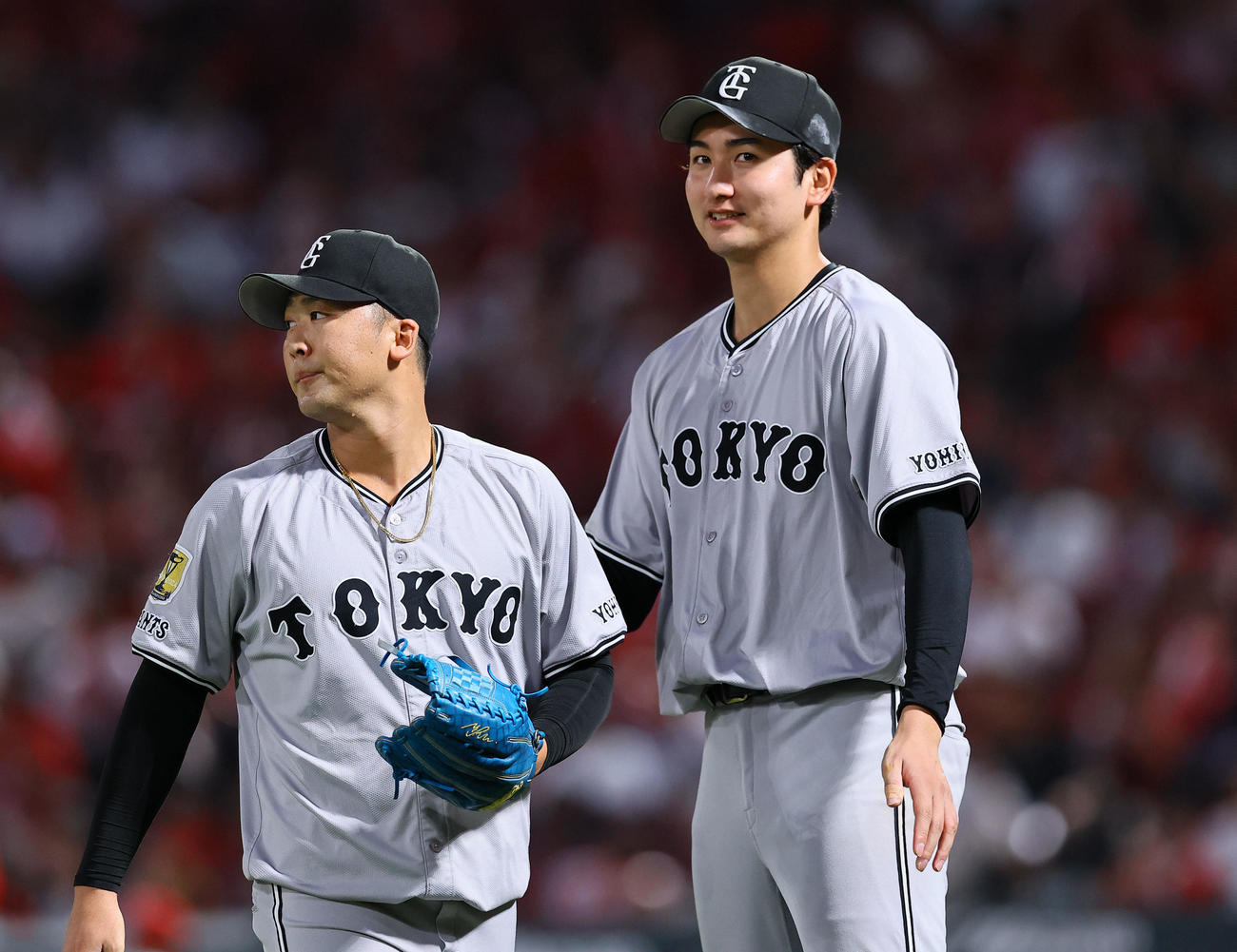 広島対巨人　5回を終え、2番手船迫（左）を出迎える巨人横川（撮影・藤尾明華）