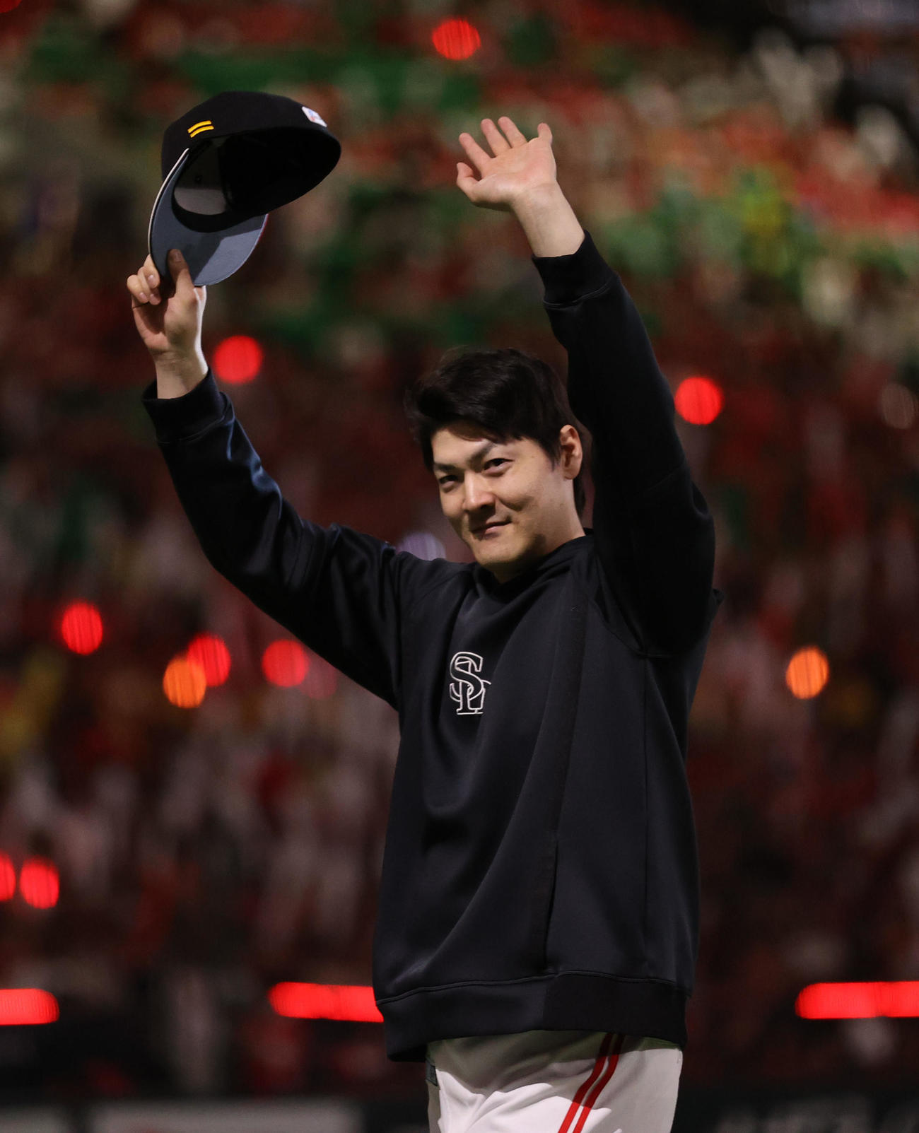 ソフトバンク対オリックス　勝利投手となった有原はファンに手を振る（撮影・梅根麻紀）