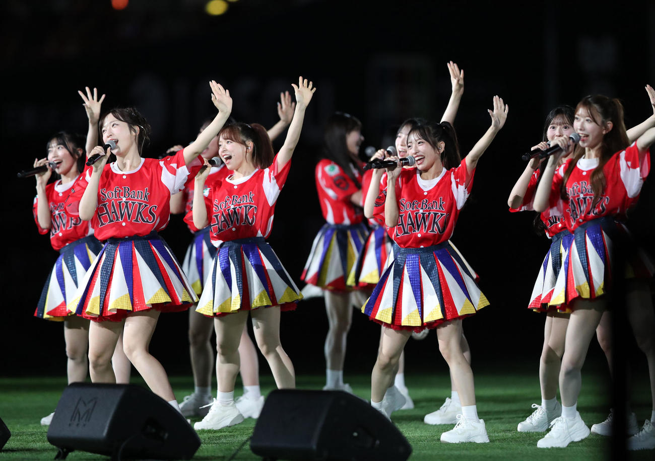 ソフトバンク対オリックス　試合終了後に行われたAKB48のLIVE（撮影・梅根麻紀）