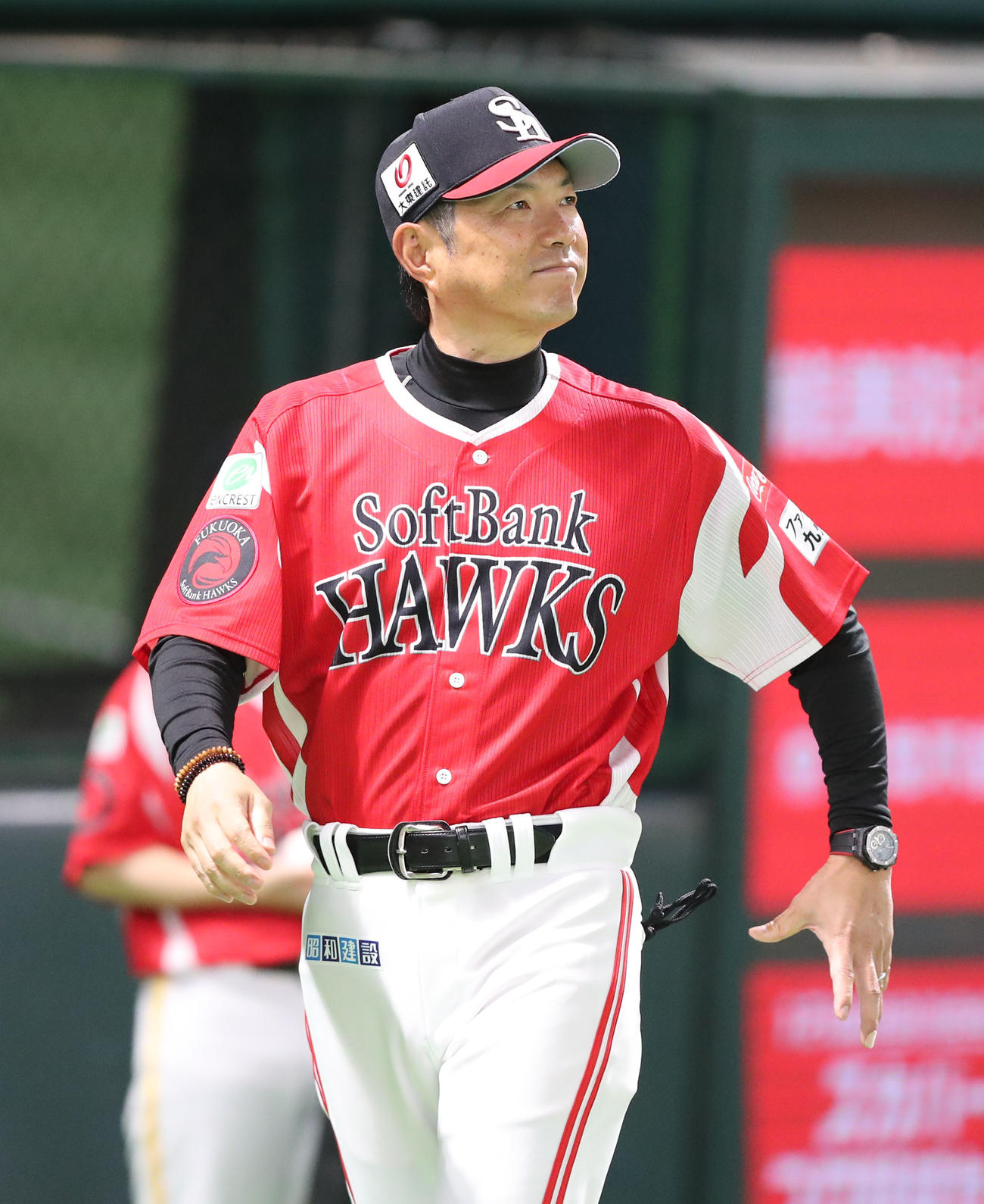 ソフトバンク対オリックス　審判に選手交代を告げる小久保監督（撮影・梅根麻紀）