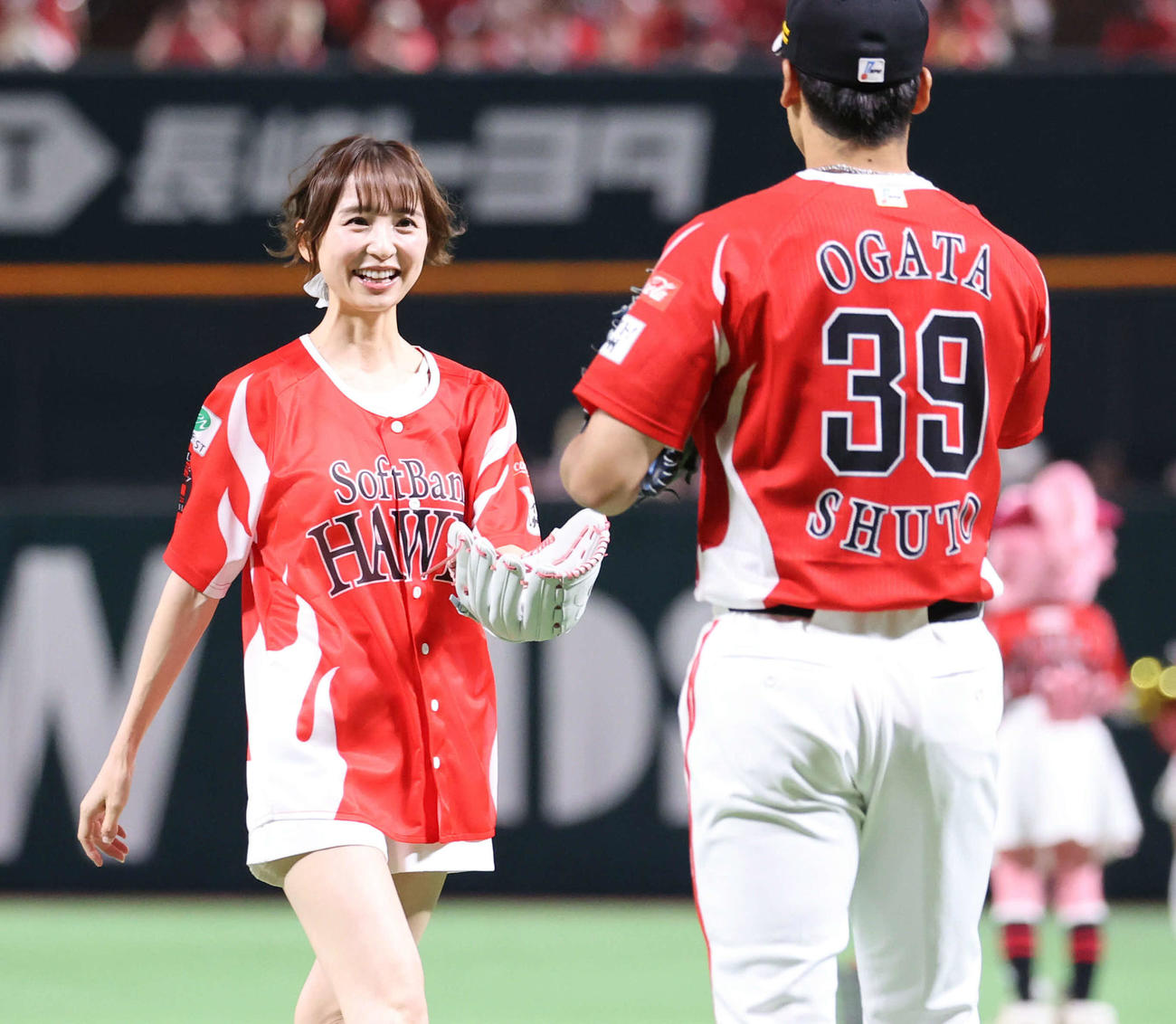 ソフトバンク対オリックス　セレモニアルピッチでキュートな投球フォームを披露した篠田麻里子、捕手を務めた尾形からボールをもらう（撮影・梅根麻紀）