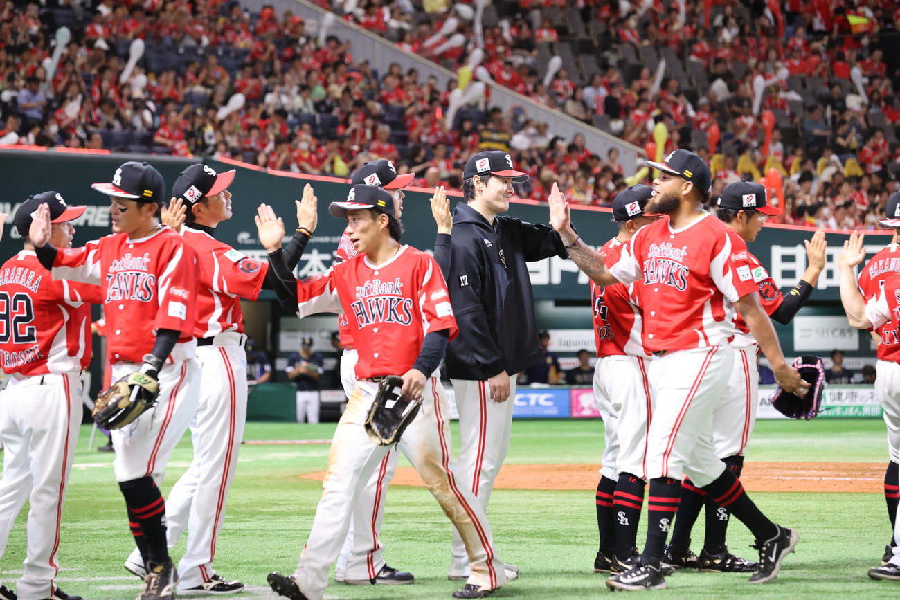 ソフトバンク対オリックス　勝利を飾ったソフトバンクナインはベンチ前でハイタッチ（撮影・梅根麻紀）