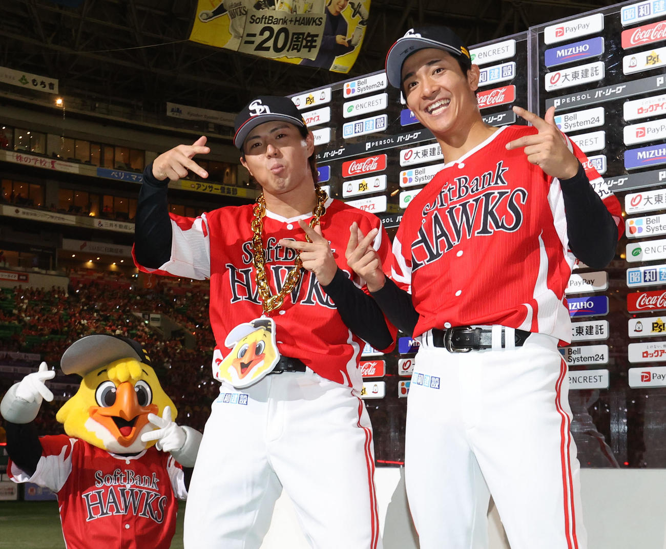 ソフトバンク対オリックス　ヒーローになった佐藤直（左）と柳町はポーズを決める（撮影・梅根麻紀）