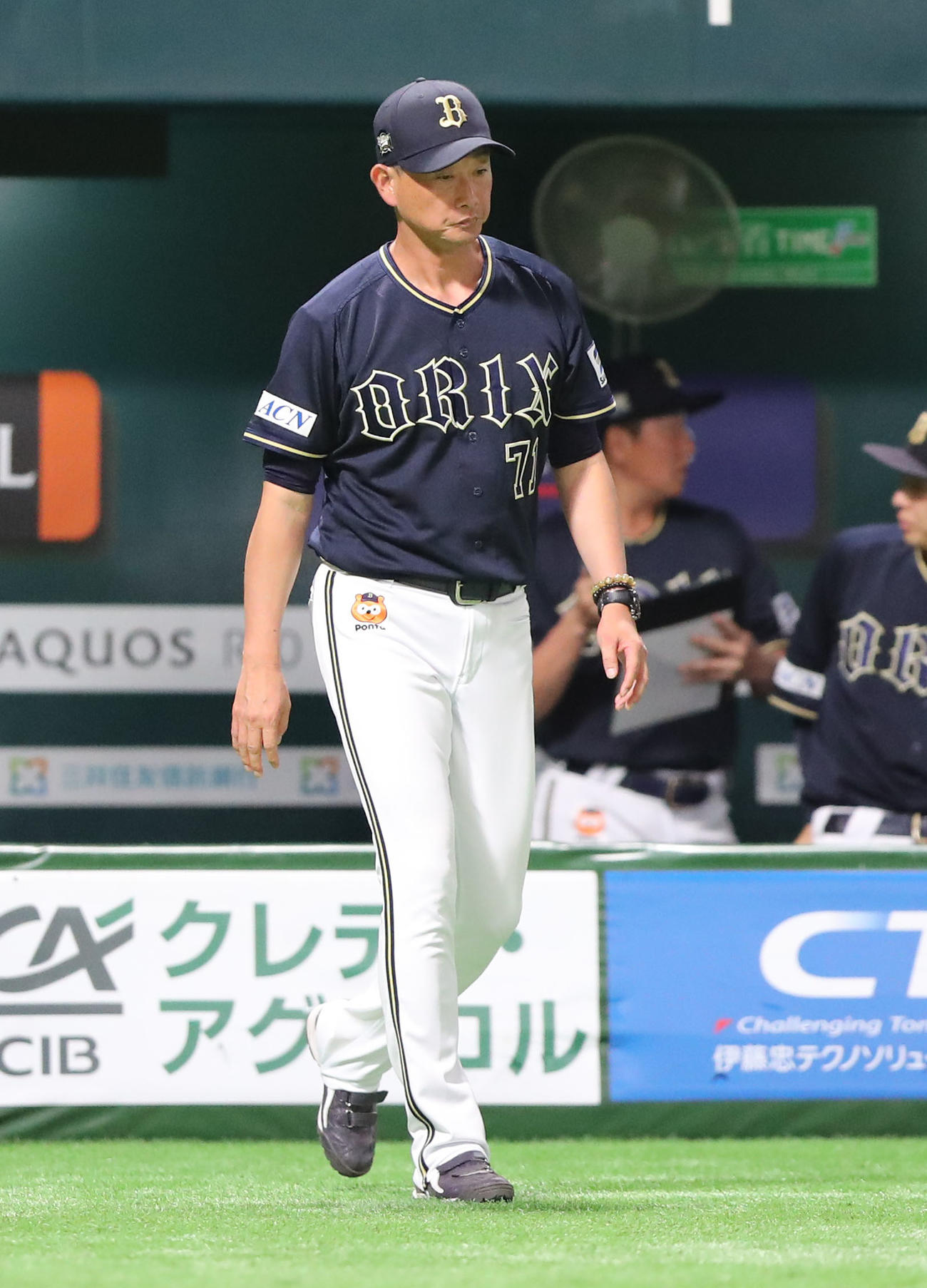 ソフトバンク対オリックス　審判に選手交代を告げるためにベンチから出る岸田監督（撮影・梅根麻紀）