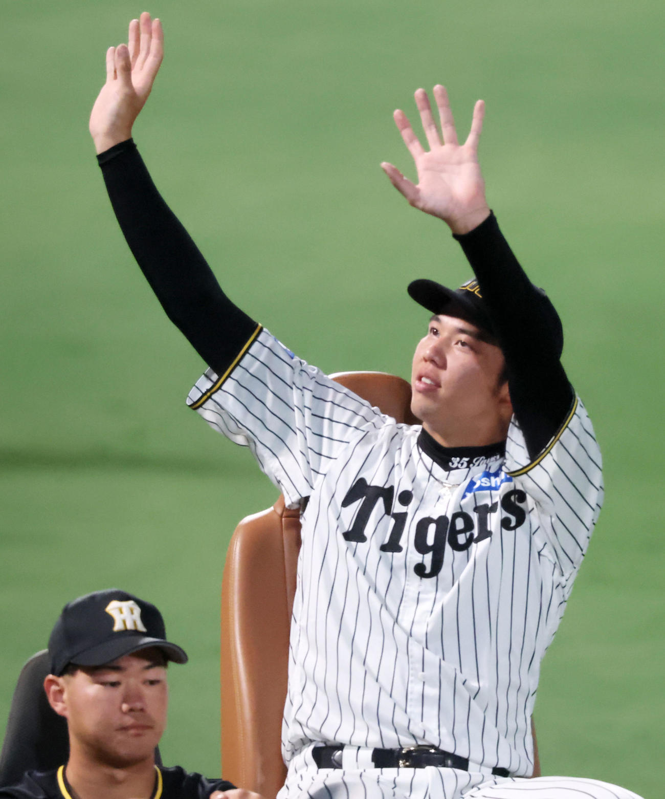 阪神対DeNA　リリーフカーで場内1周する才木（撮影・加藤哉）