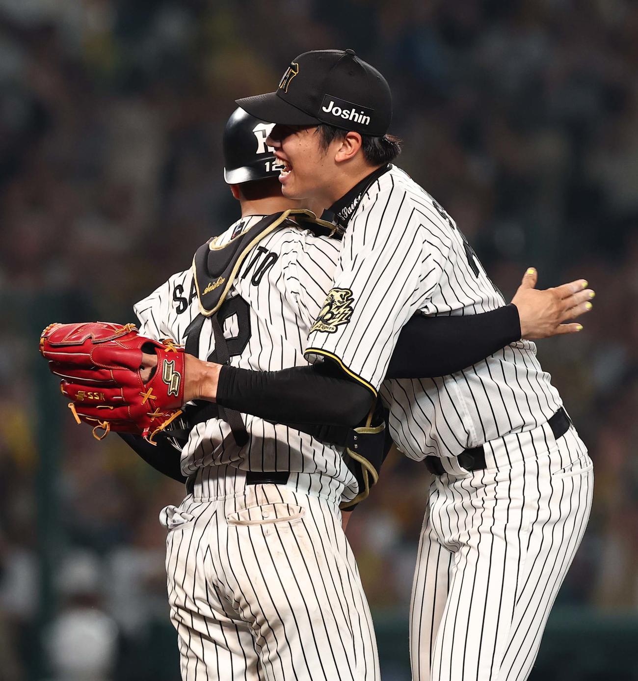 阪神対DeNA　完封勝利した才木は坂本と抱き合って喜ぶ（撮影・上田博志）