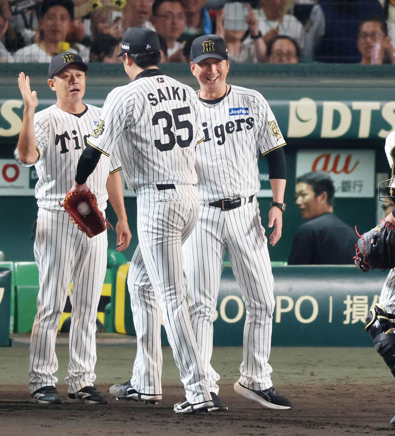 阪神対DeNA DeNAに勝利し才木（左）とタッチする藤川監督（撮影・加藤哉）