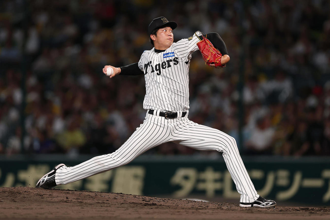 阪神対DeNA　力投する阪神先発の才木（撮影・前田充）