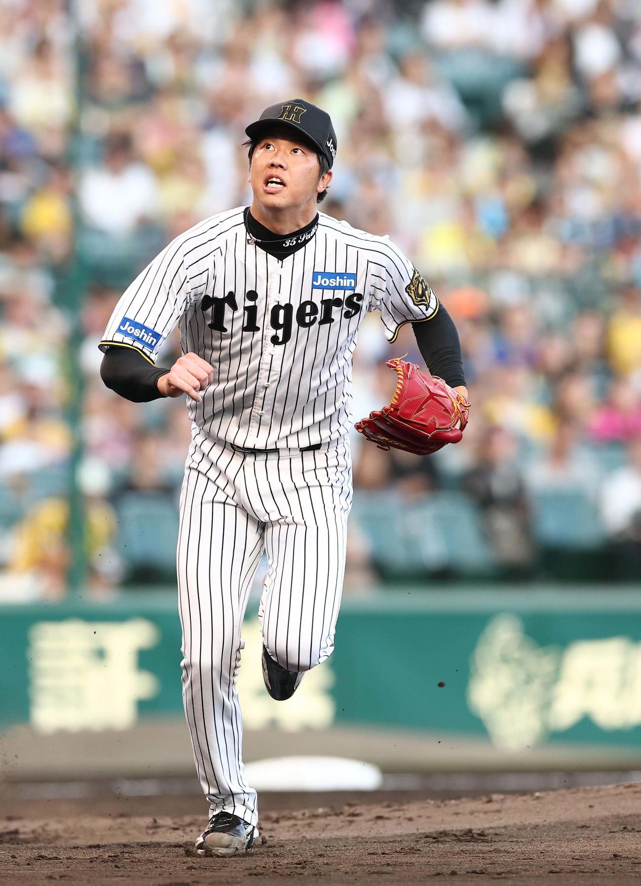 阪神対DeNA 2回表DeNA無死、才木は宮崎を一ゴロに打ち取りベースカバーに向かう（撮影・上田博志）